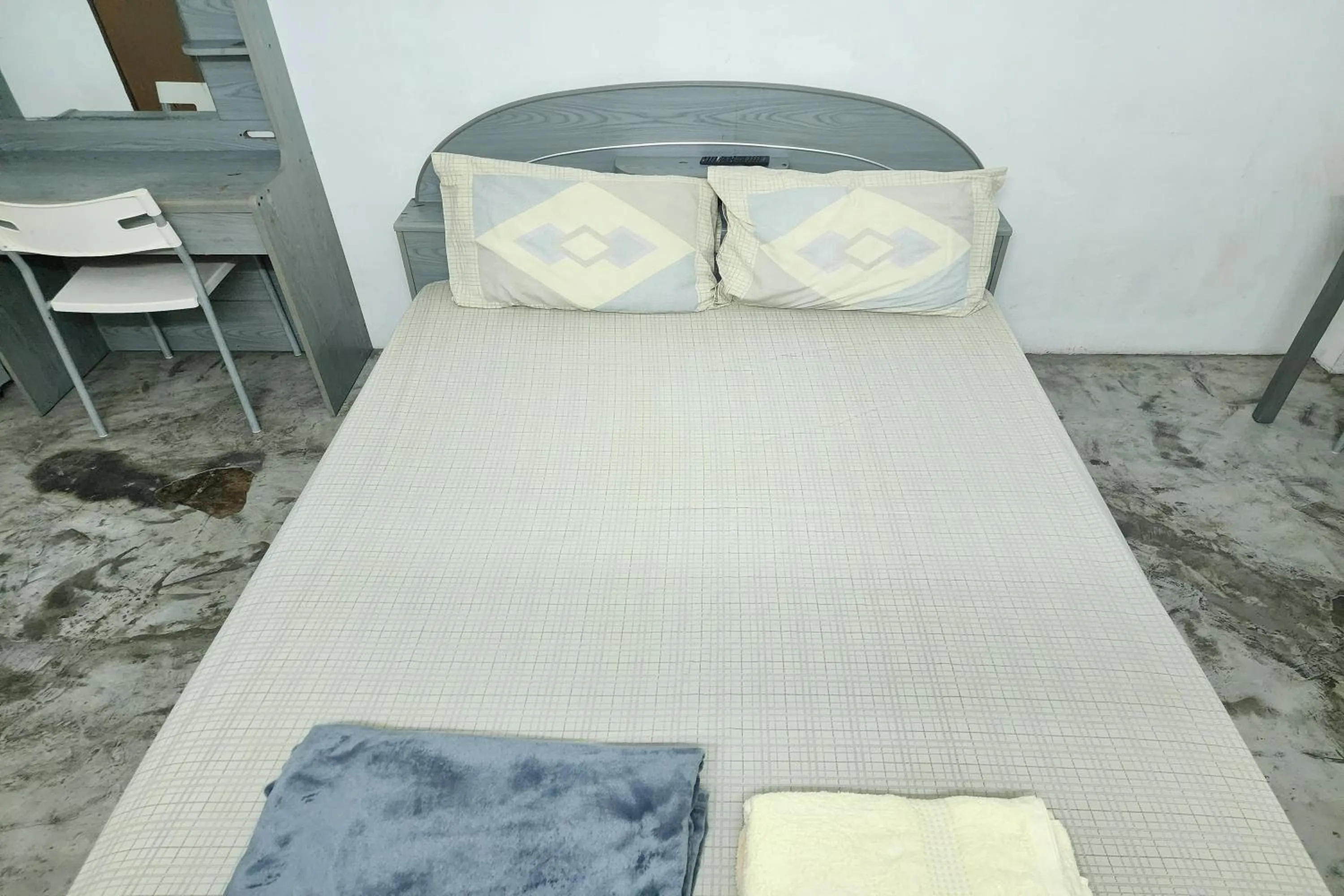 Bed in Green Apartment Kaset