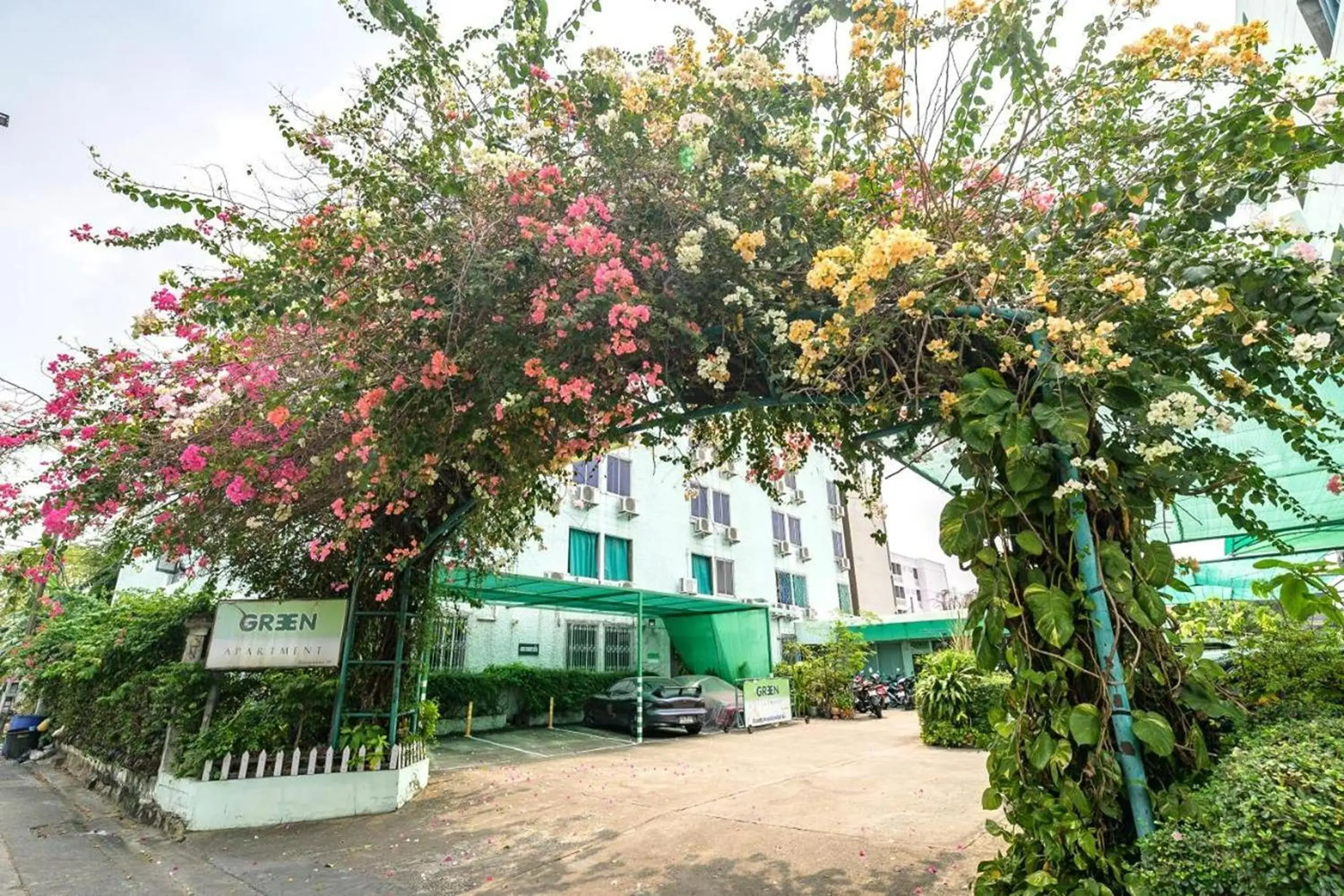 Property building in Green Apartment Kaset Property building in Green Apartment Kaset