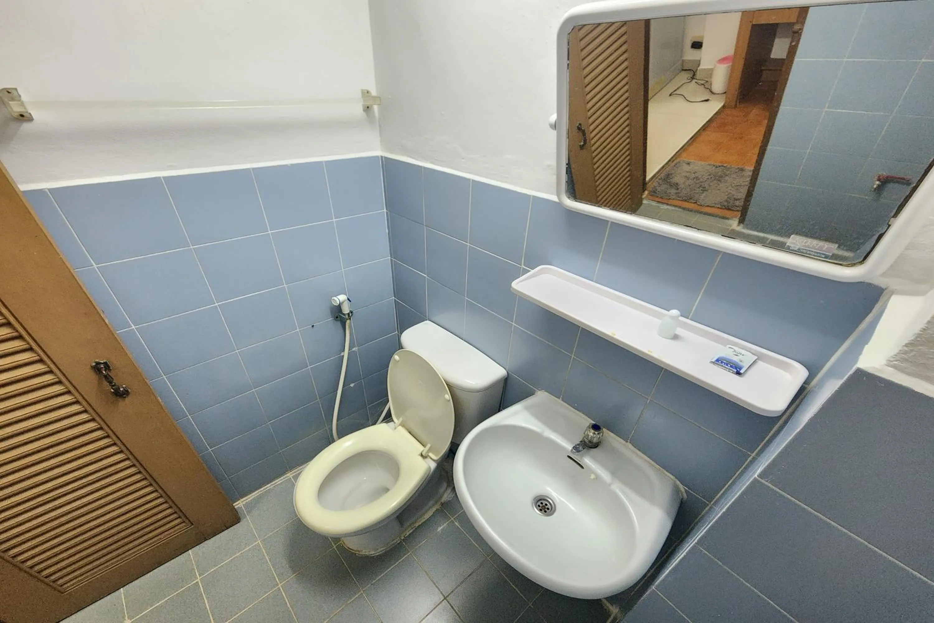Toilet in Green Apartment Kaset