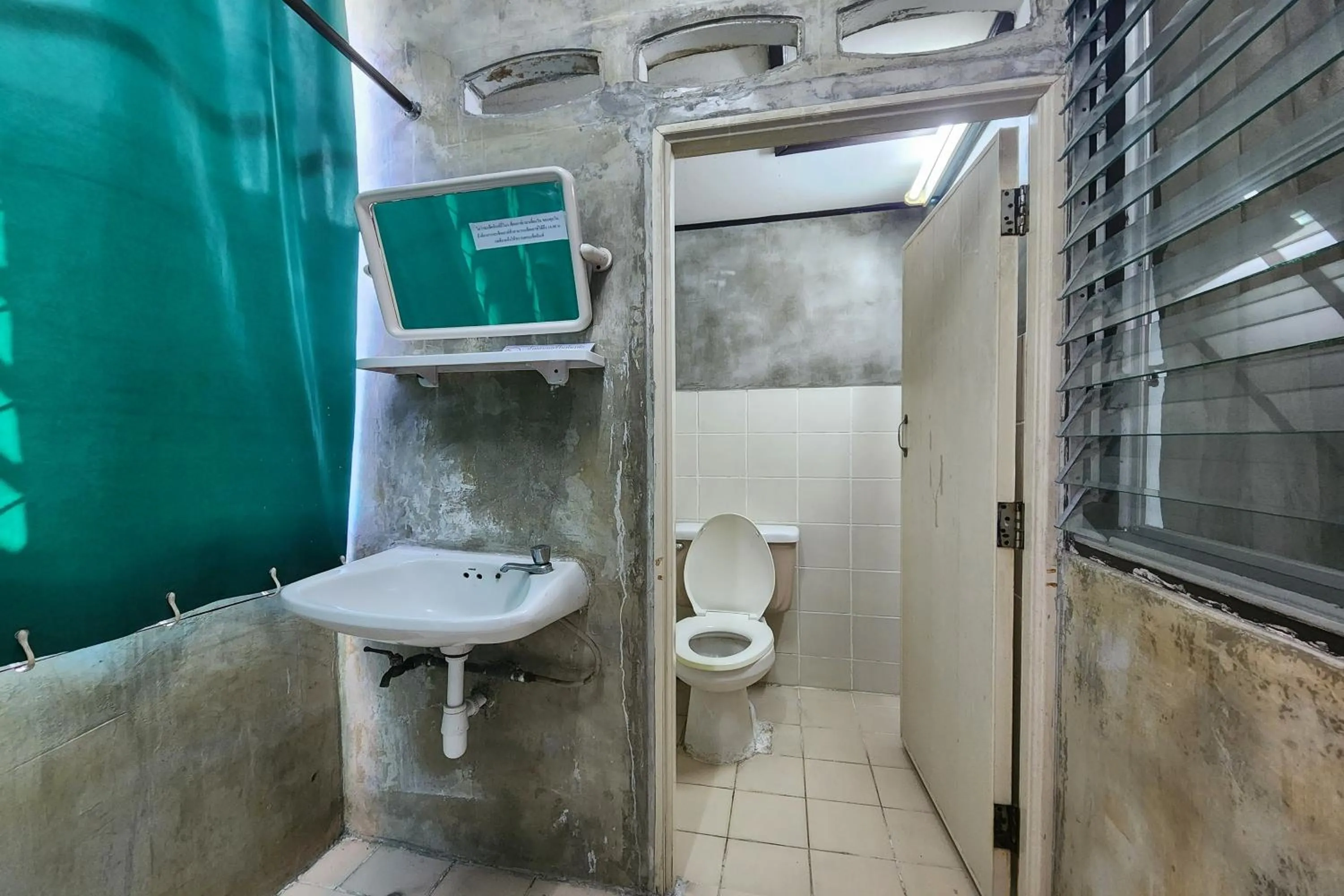 Shower in Green Apartment Kaset