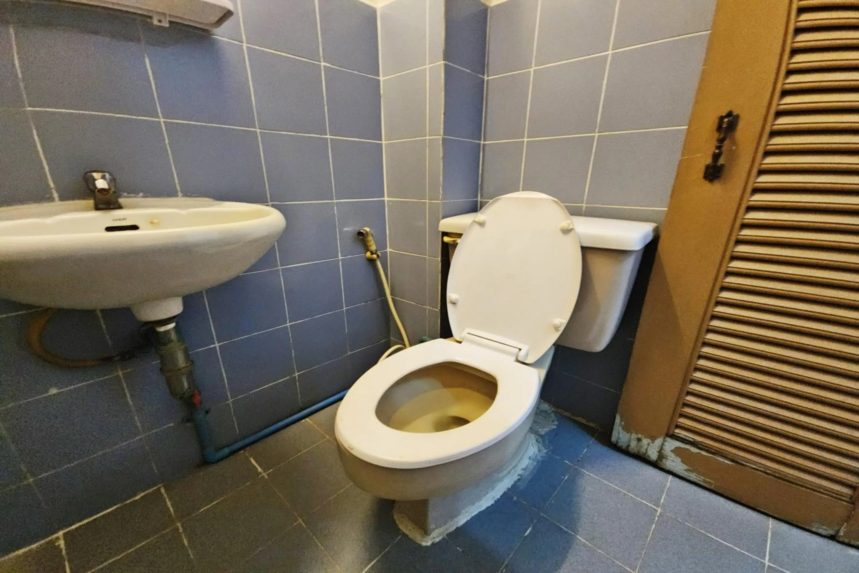 Toilet in Green Apartment Kaset