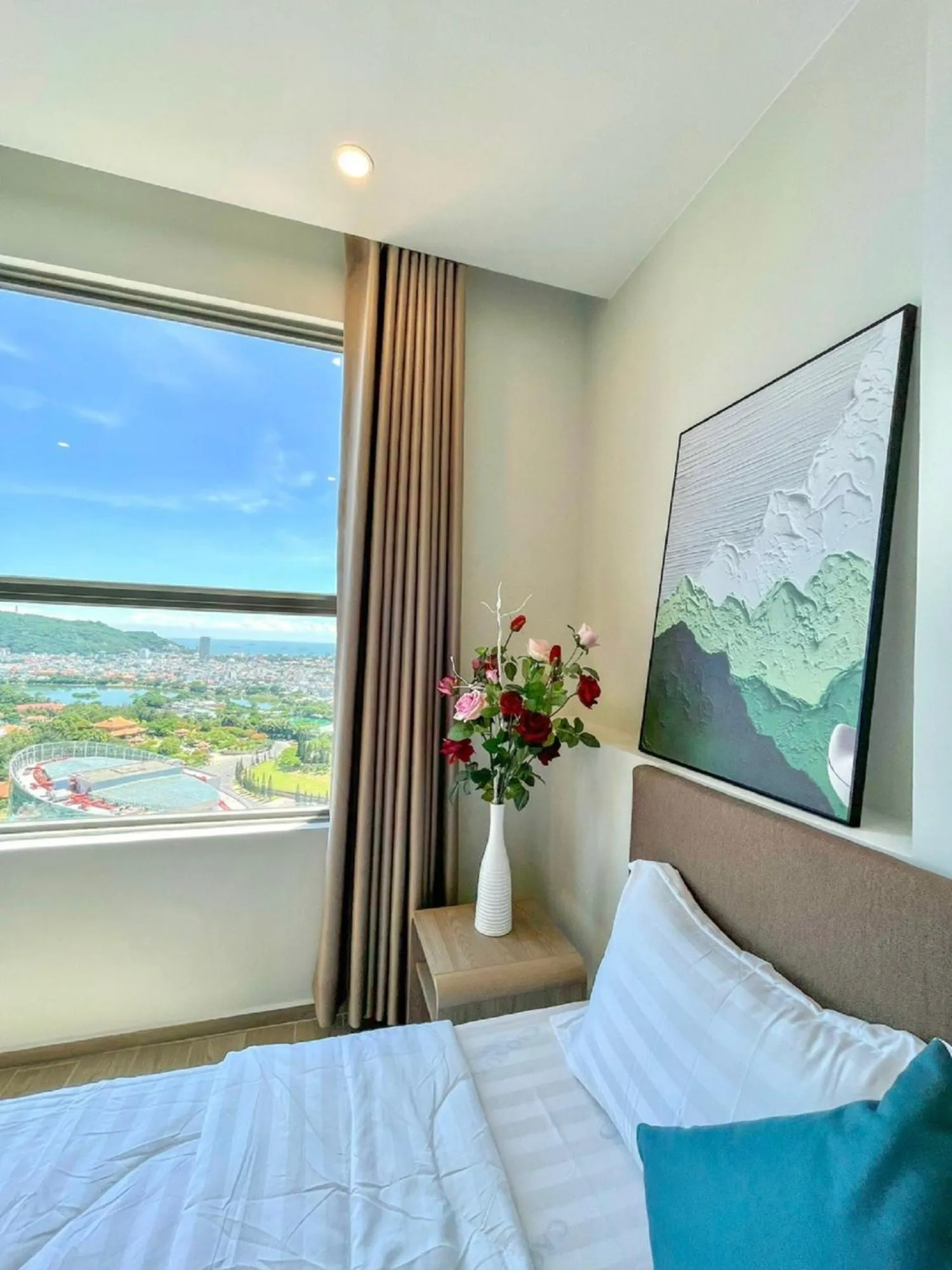 Bed in The Sóng Apartment Vũng Tàu - Sophia's House