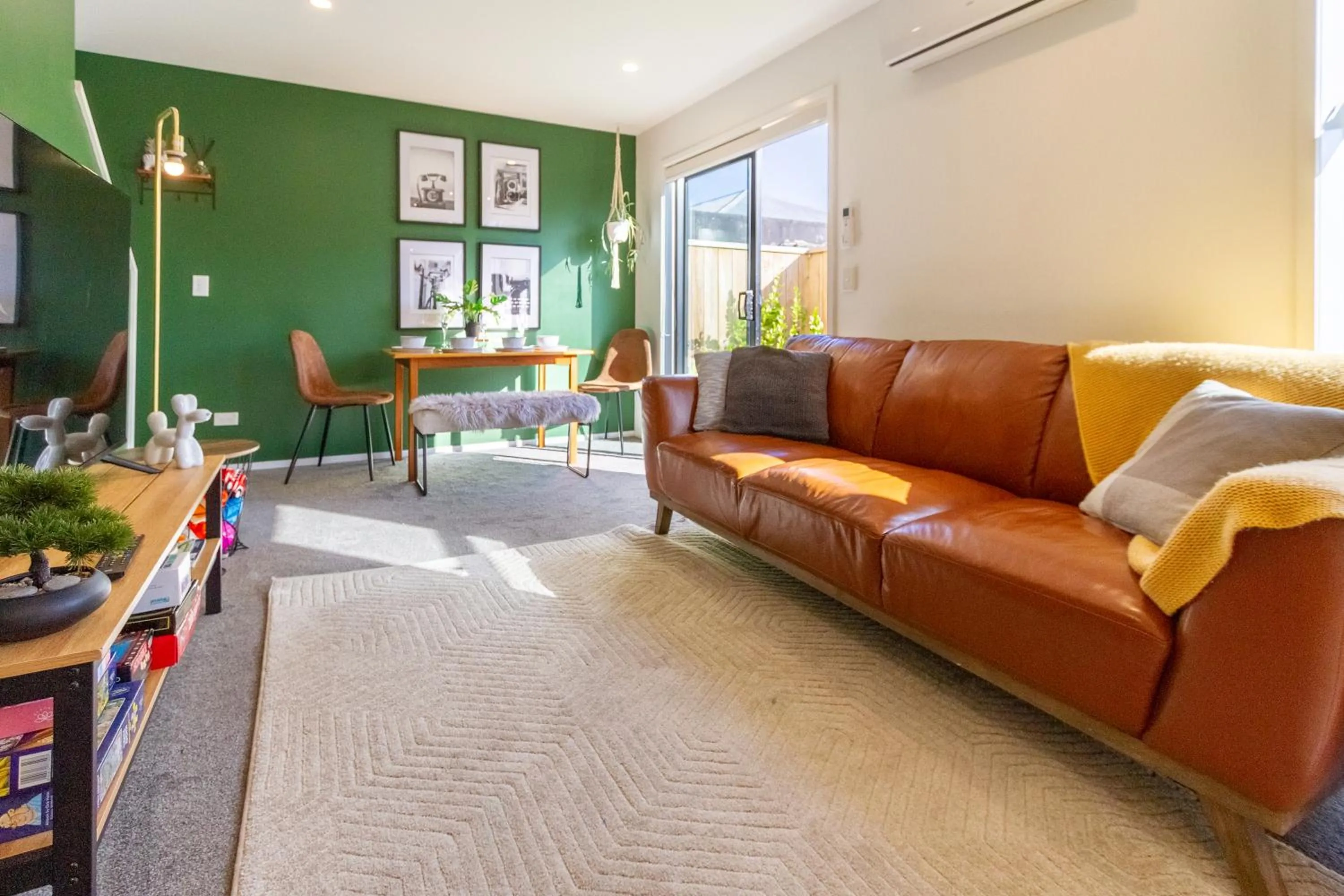 Gorgeous in Green - 2 bed Central Oasis w/king bed