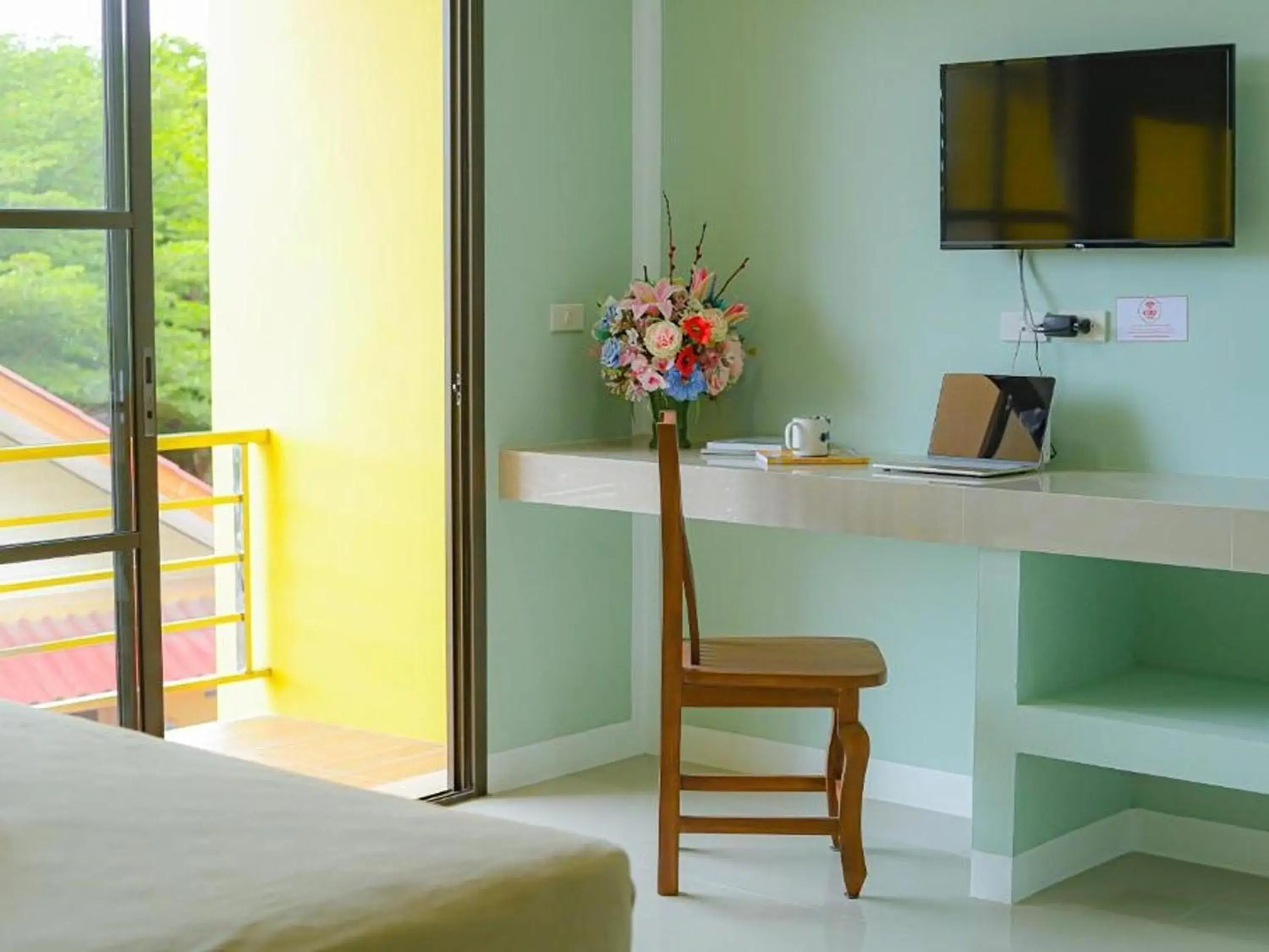 TV and multimedia, Bed in J & Ariya Hotel Near Samui Airport and Koh Phangan Pier TV and multimedia, Bed in J & Ariya Hotel Near Samui Airport and Koh Phangan Pier