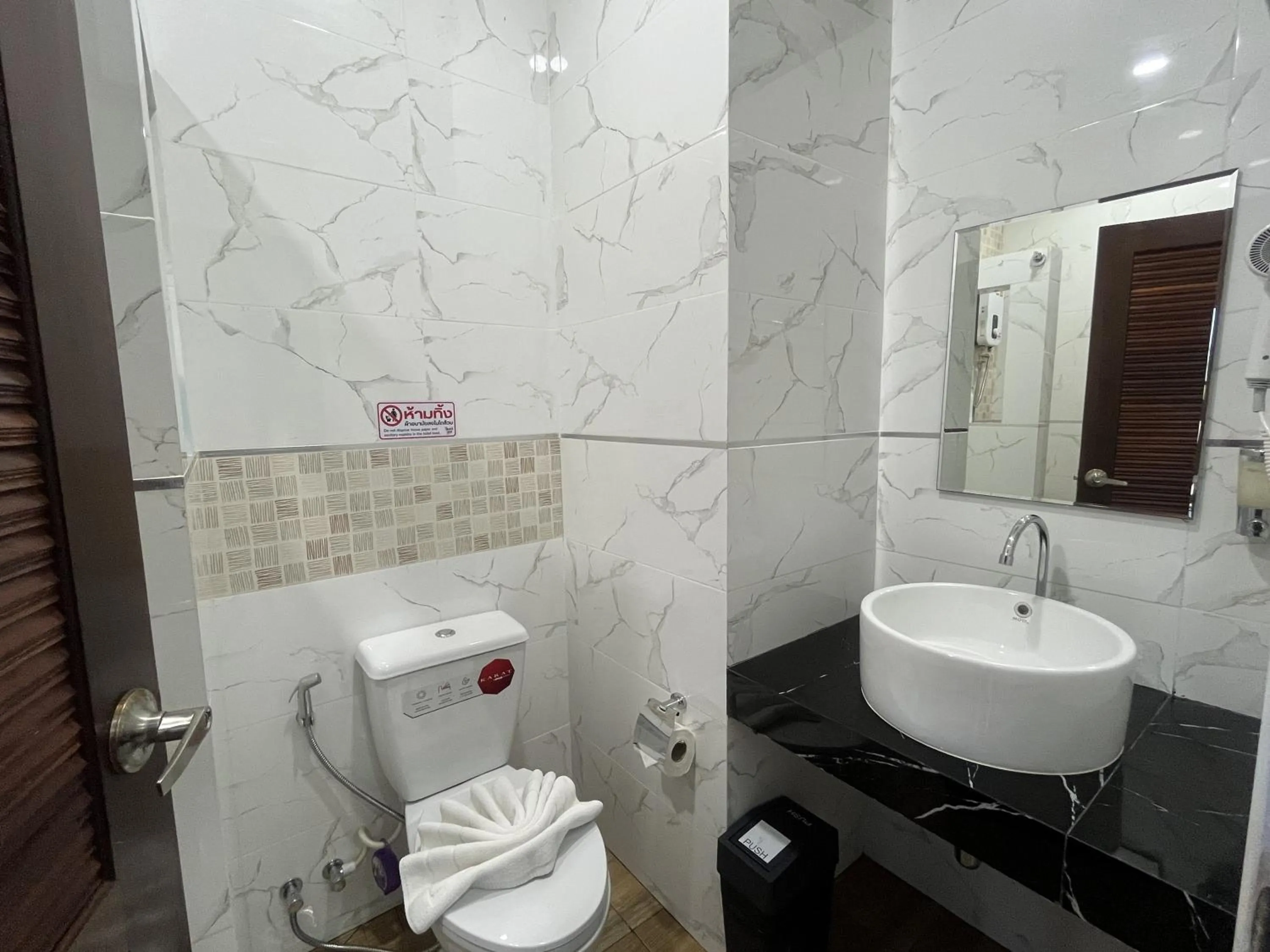 Bathroom in J & Ariya Hotel Near Samui Airport and Koh Phangan Pier