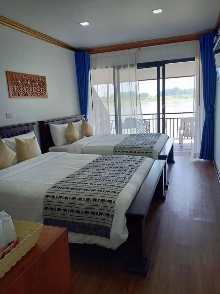 Bed in Riverside Chiangkhan