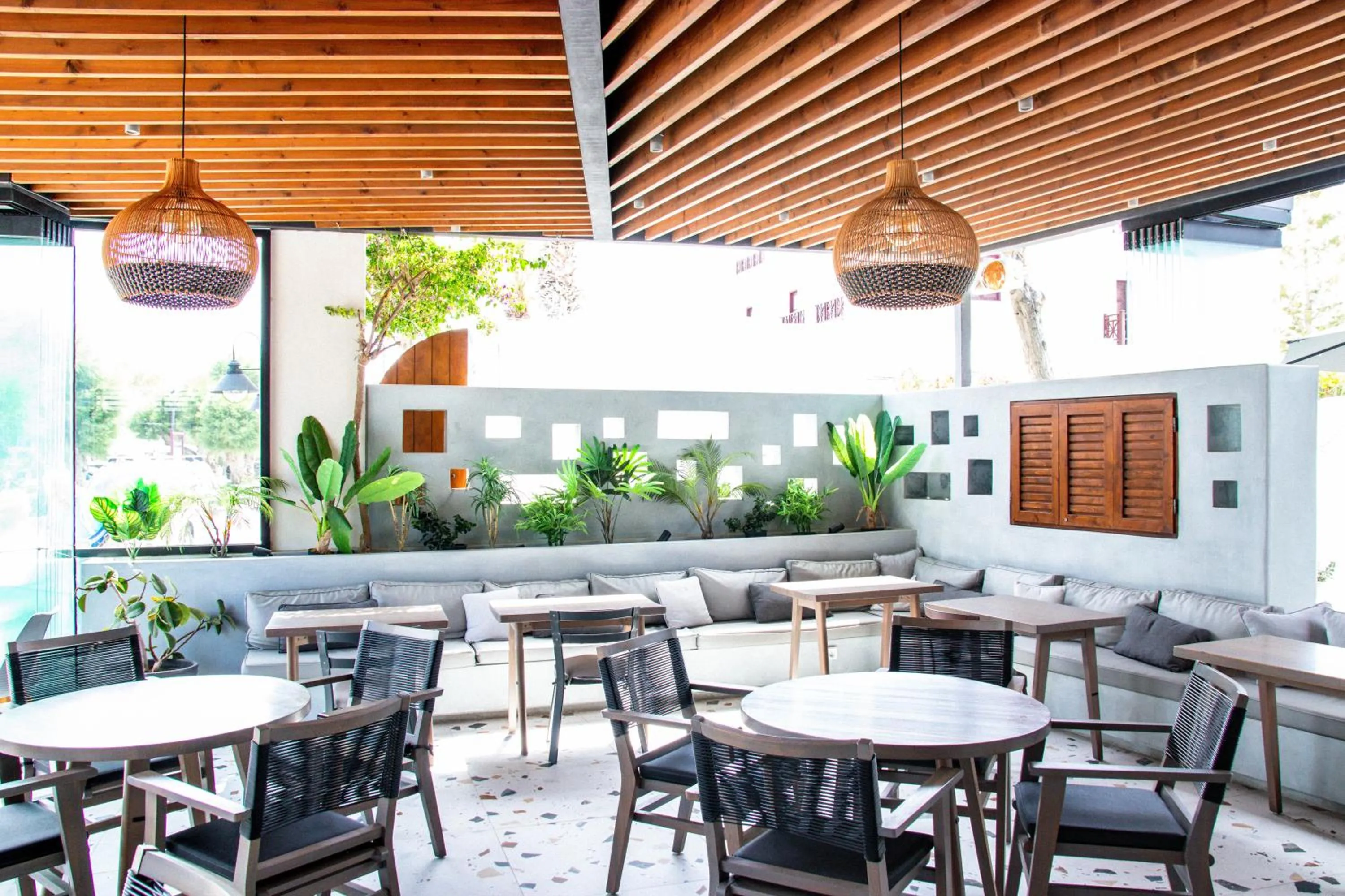 Restaurant/places to eat in Sellada Beach