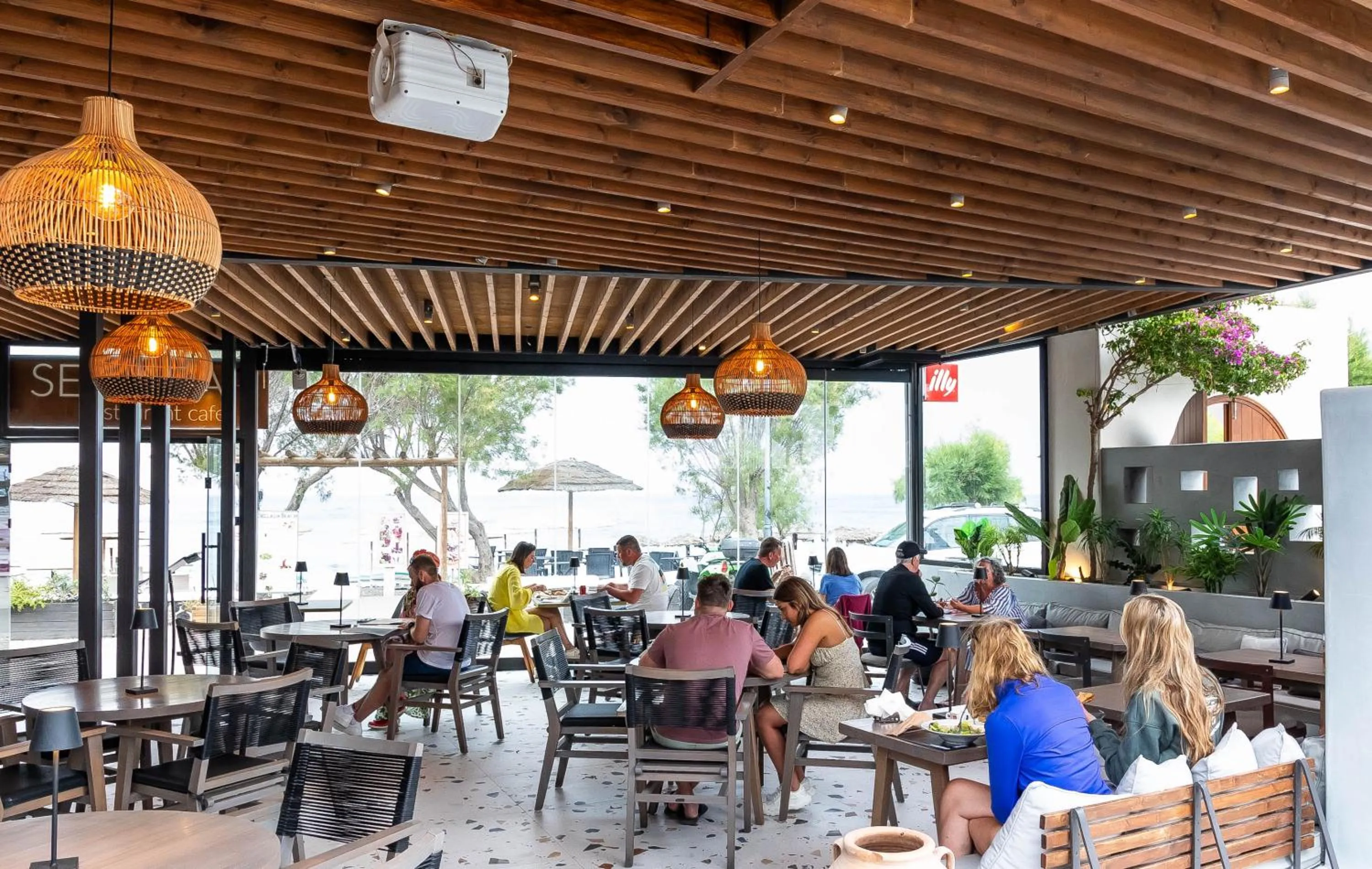 Restaurant/places to eat in Sellada Beach