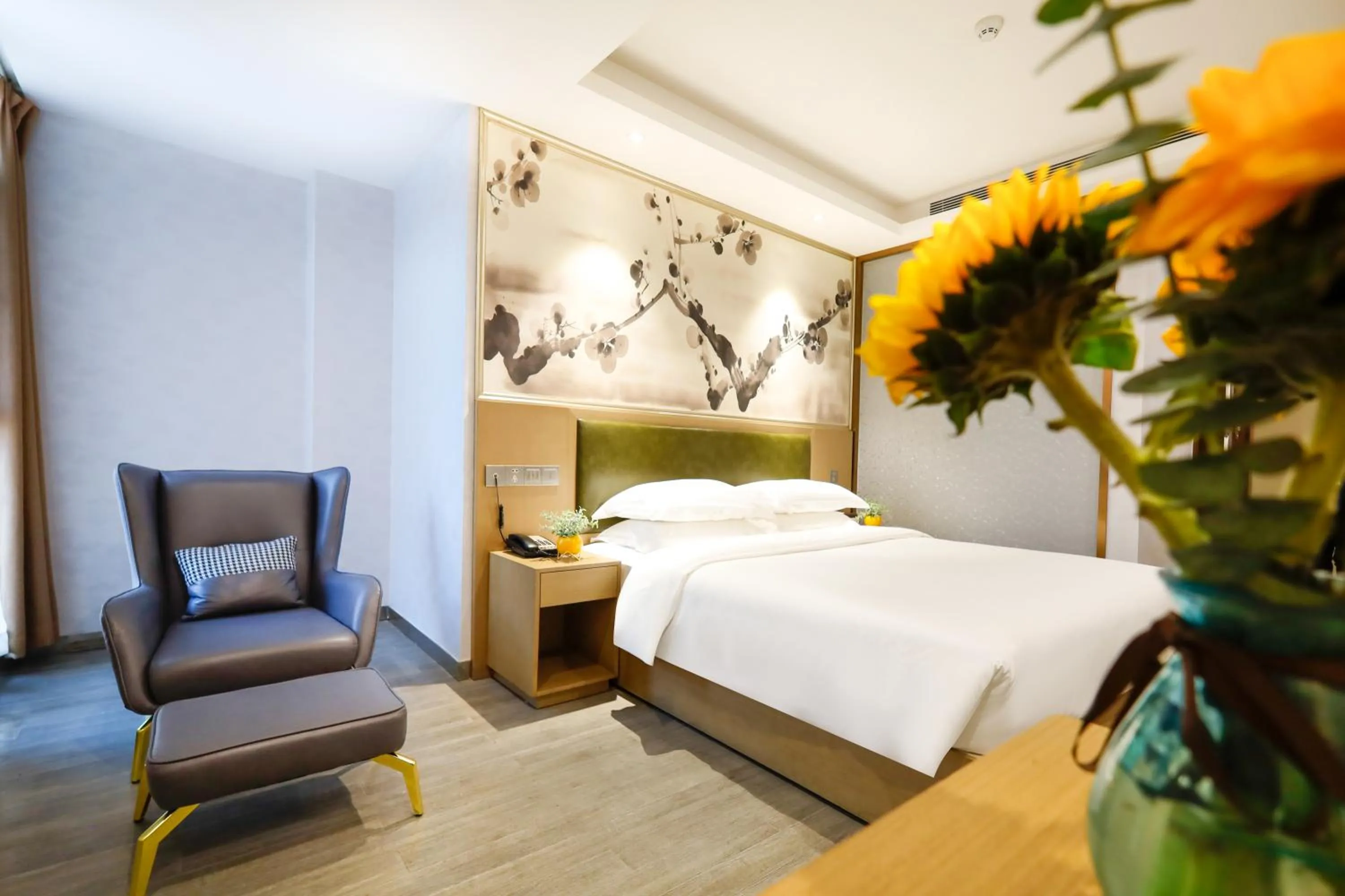 Photo of the whole room, Bed in Guangzhou Huihe Hotel