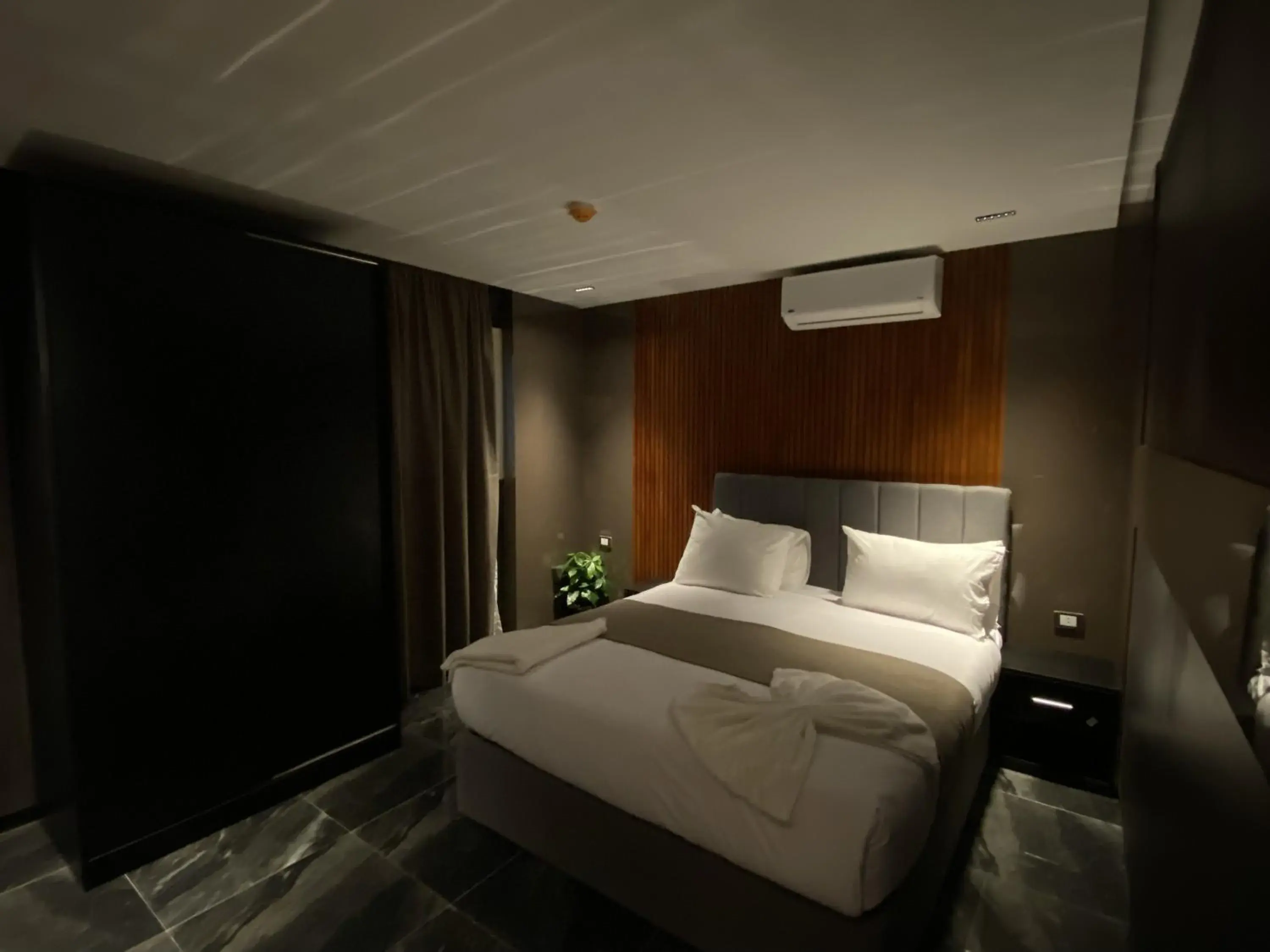 Deluxe Double Room in The View Delta Hotel Deluxe Double Room in The View Delta Hotel
