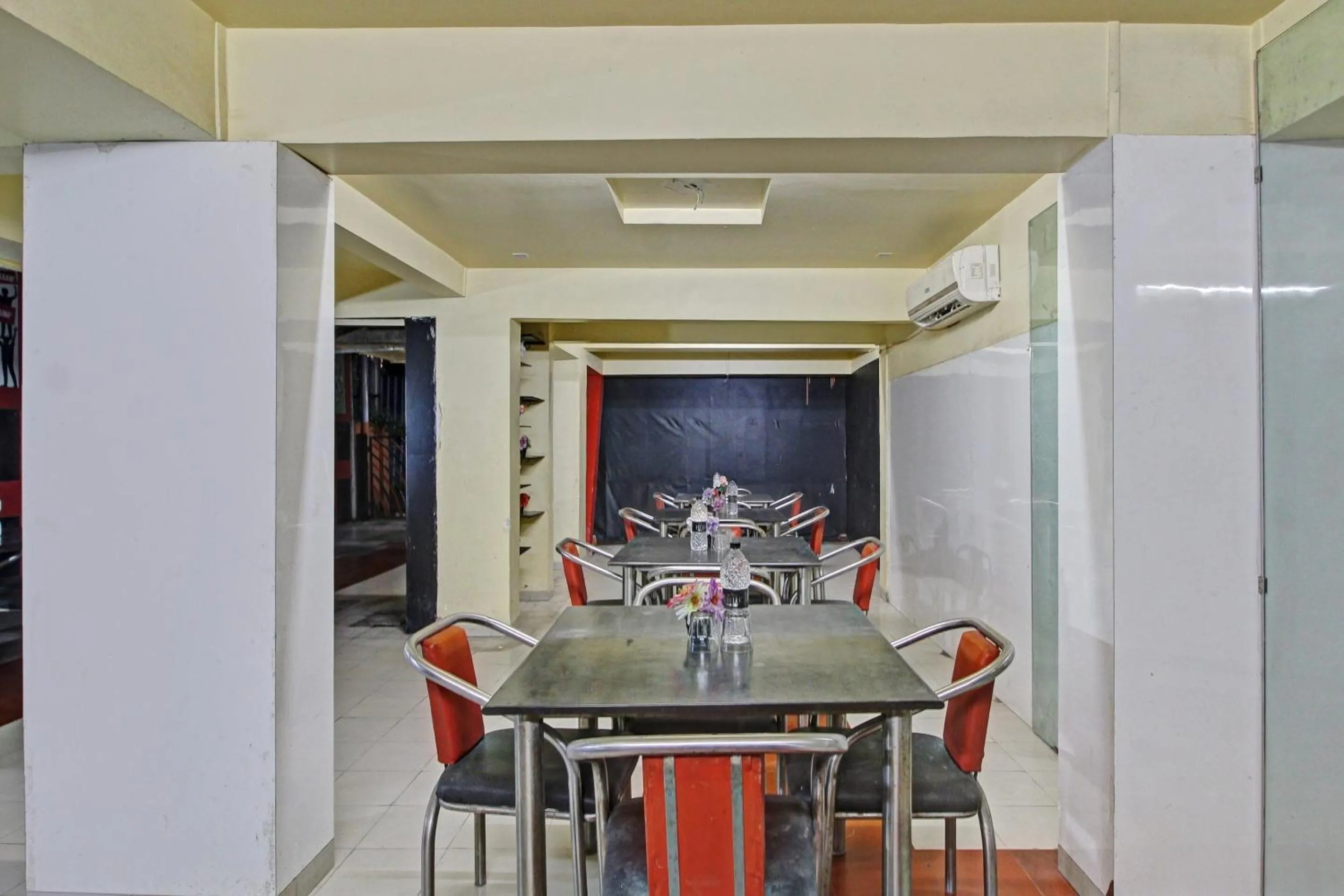 Restaurant/places to eat in Hotel O Ranjanas Hospitality