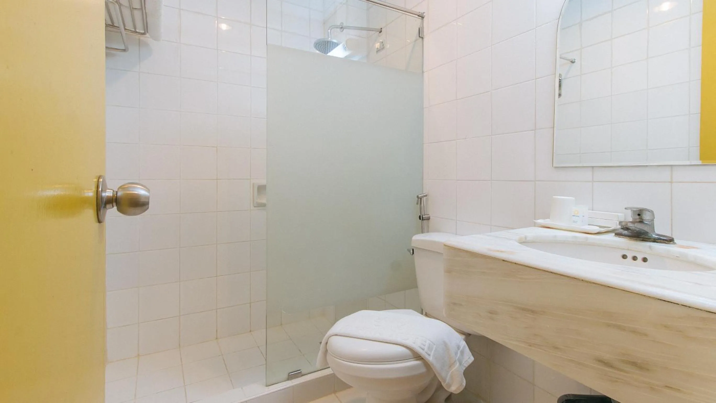 Shower in Aloha Hotel Roxas Boulevard Manila