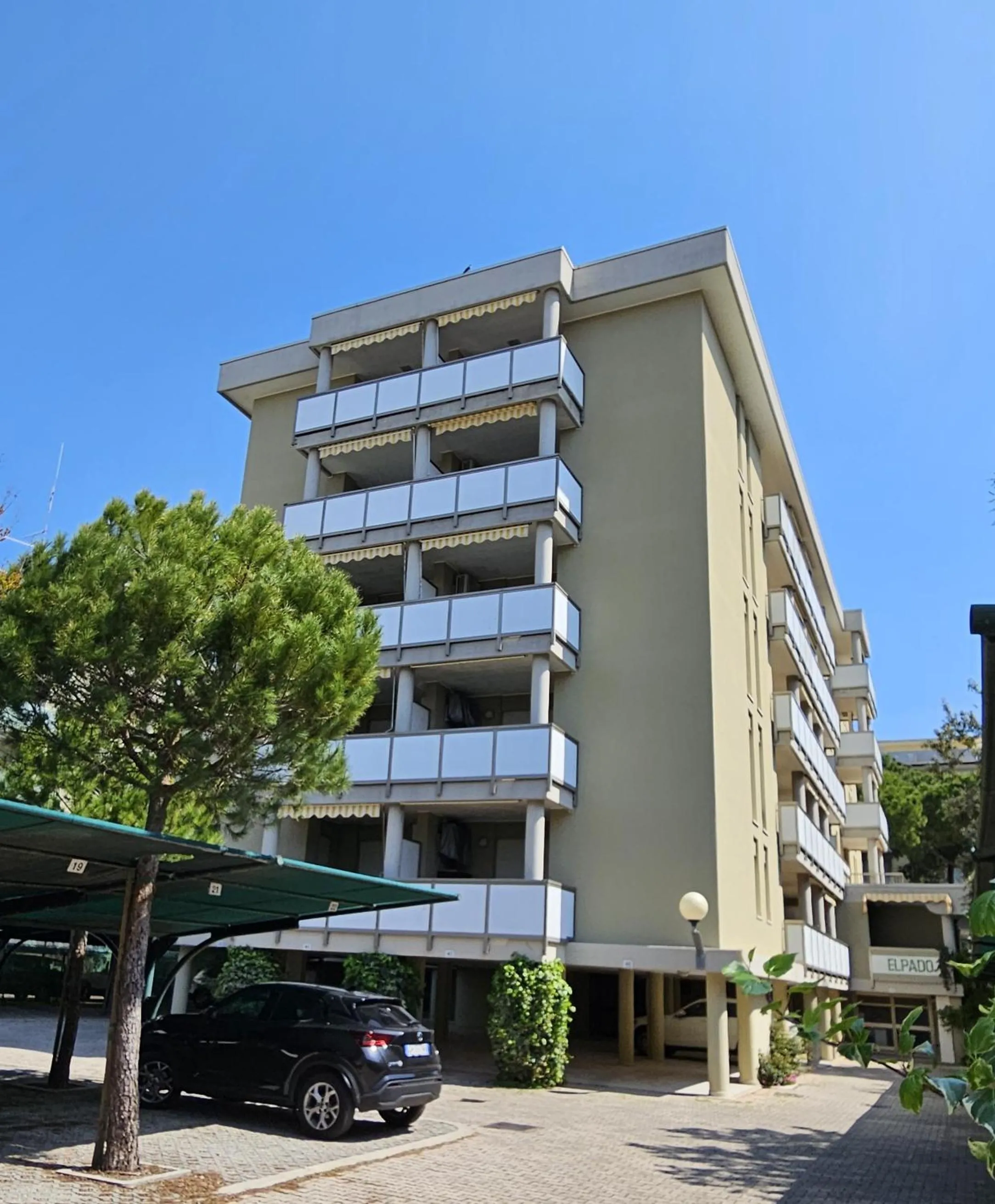 Property building in Condominio Elpado