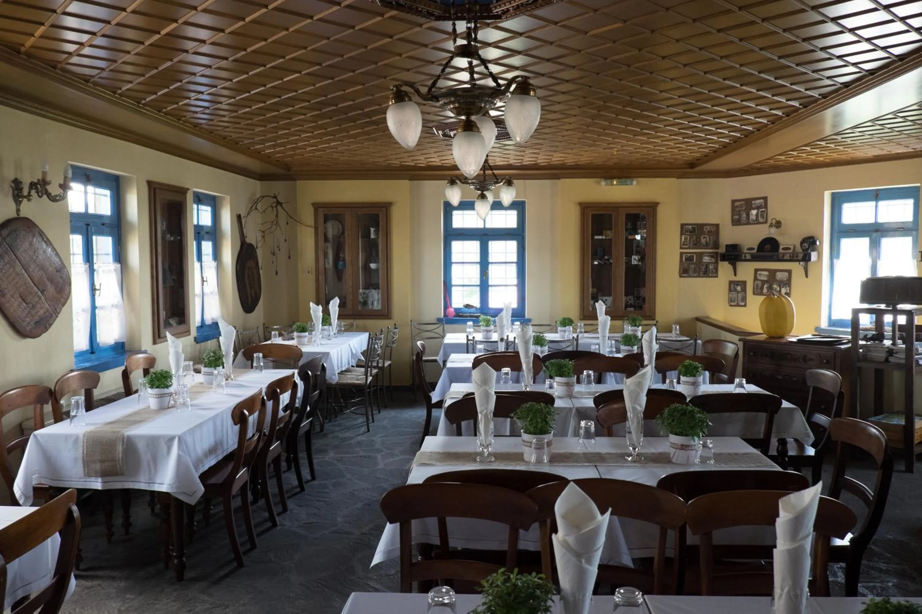 Restaurant/places to eat in Petroto