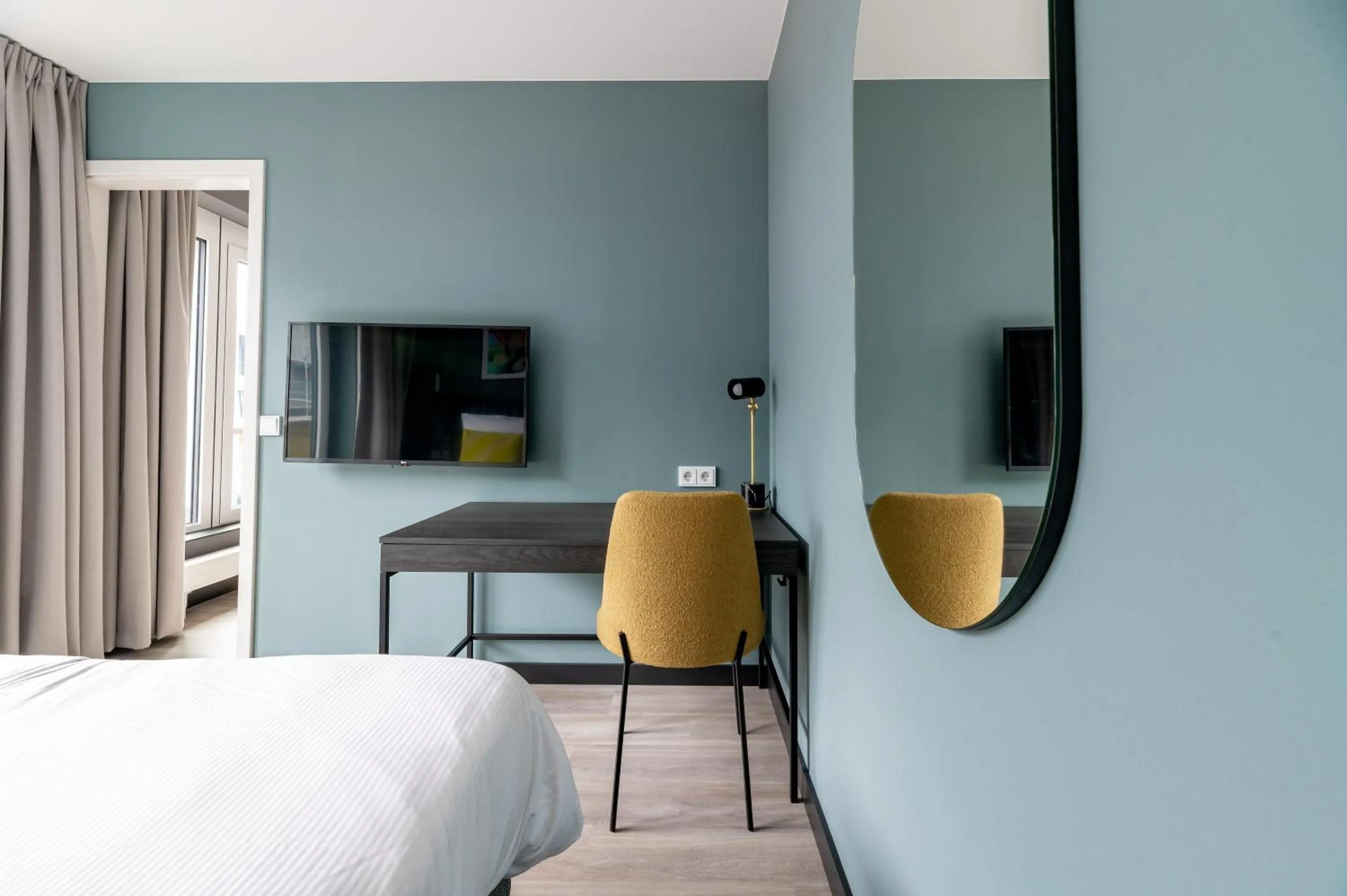 Seating area, Bed in Numa Bremen Saga