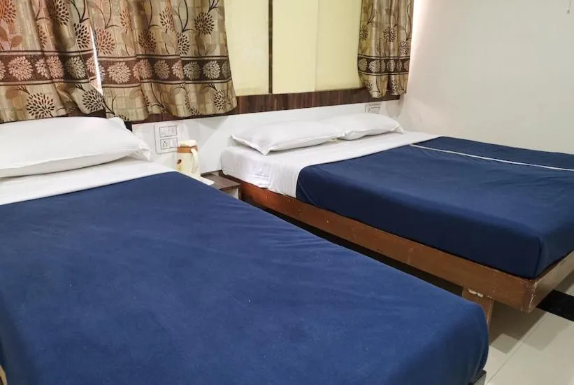 Bedroom, Bed in Hotel Royal Treat