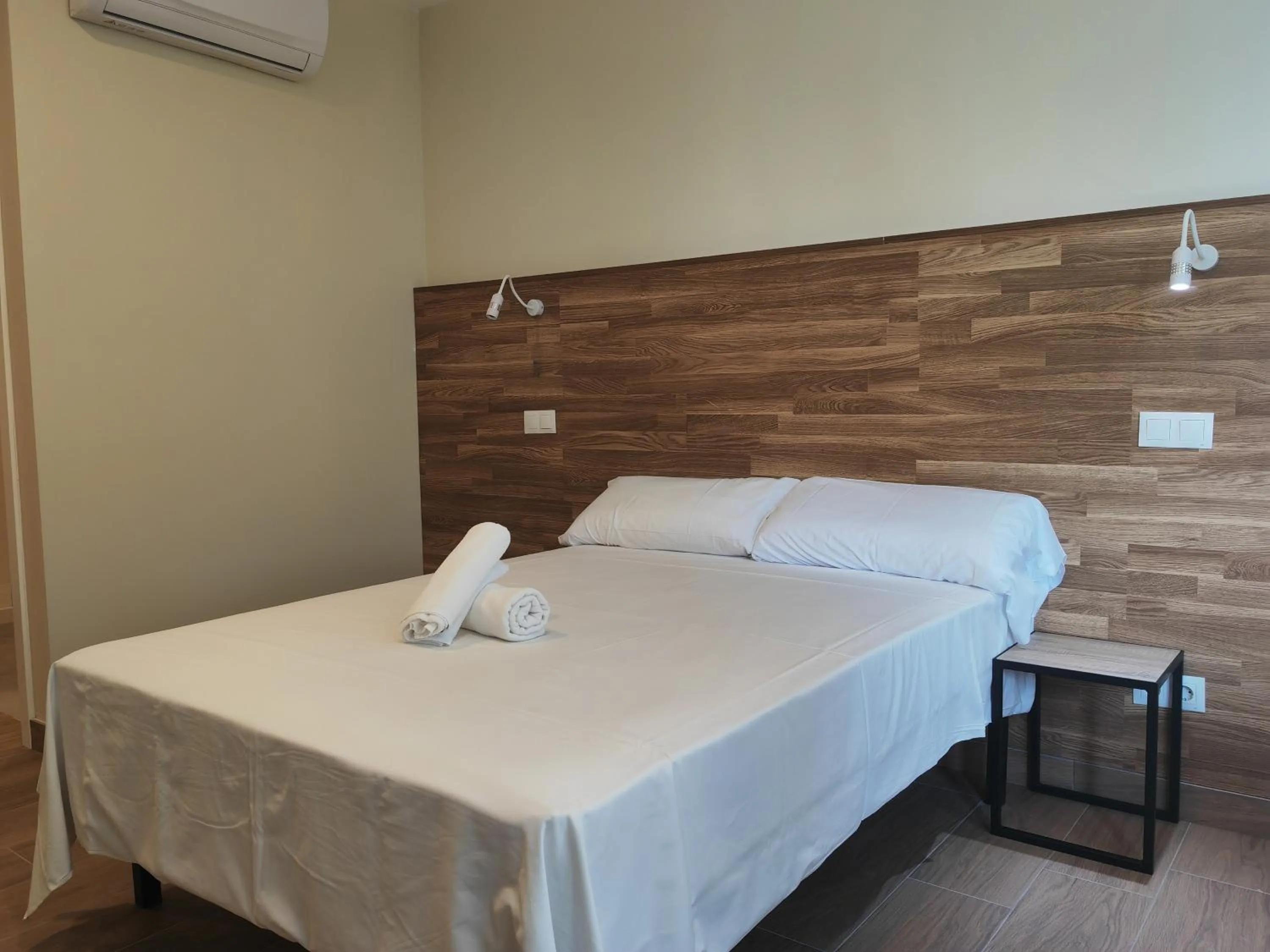 Shower, Bed in Apartahotel Golden Alcalá