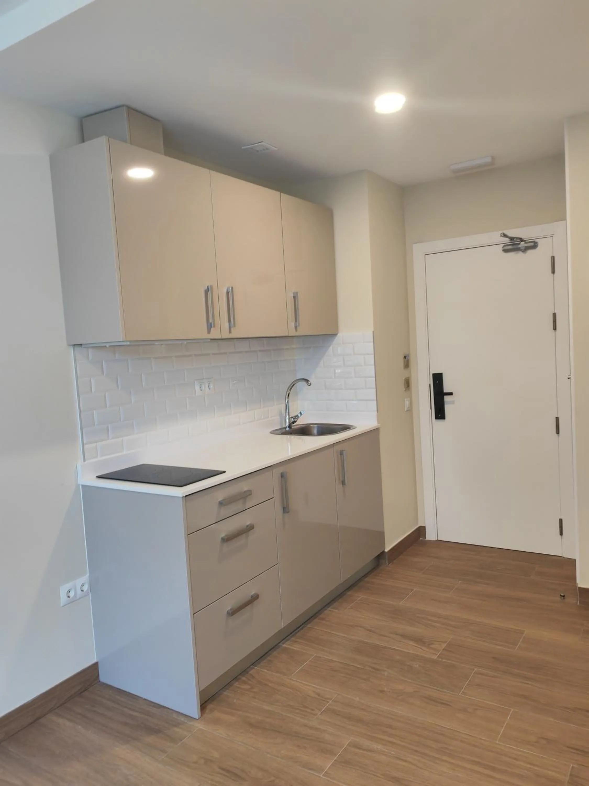 Kitchen or kitchenette in Apartahotel Golden Alcalá