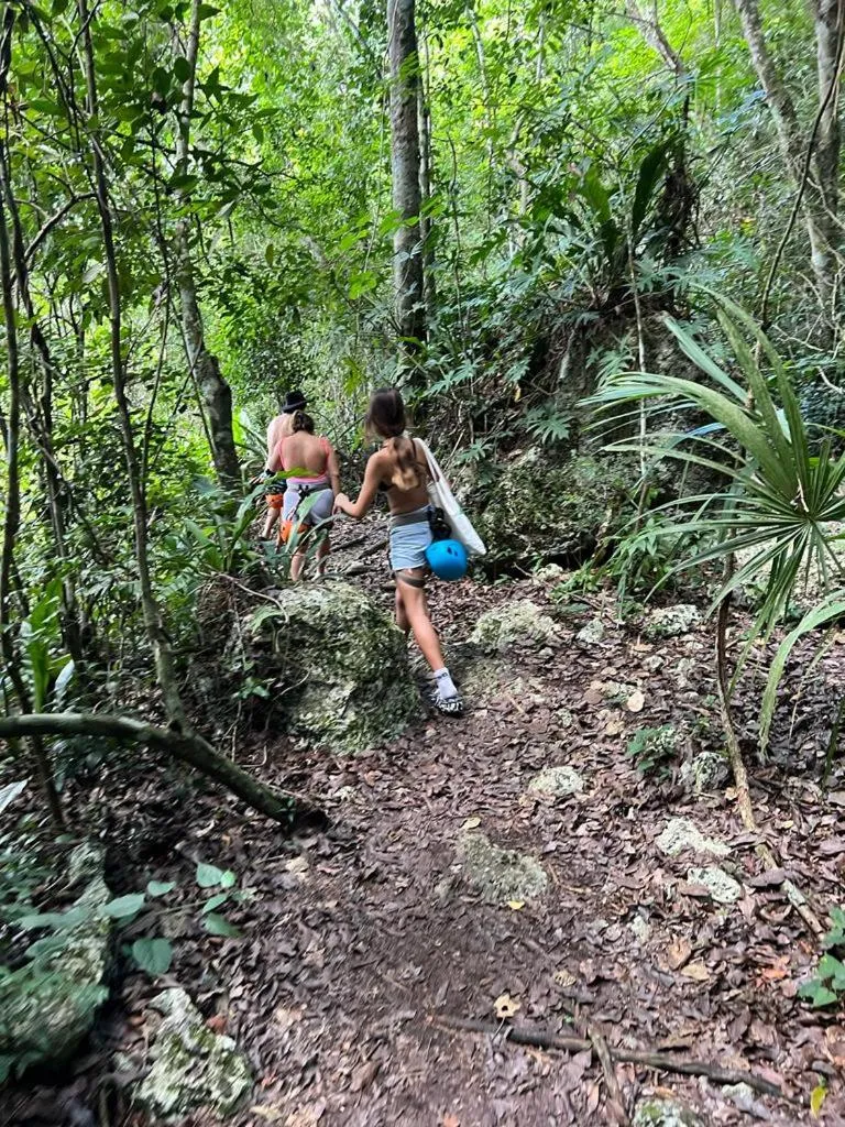 Hiking in Lodge Tzunum Jade