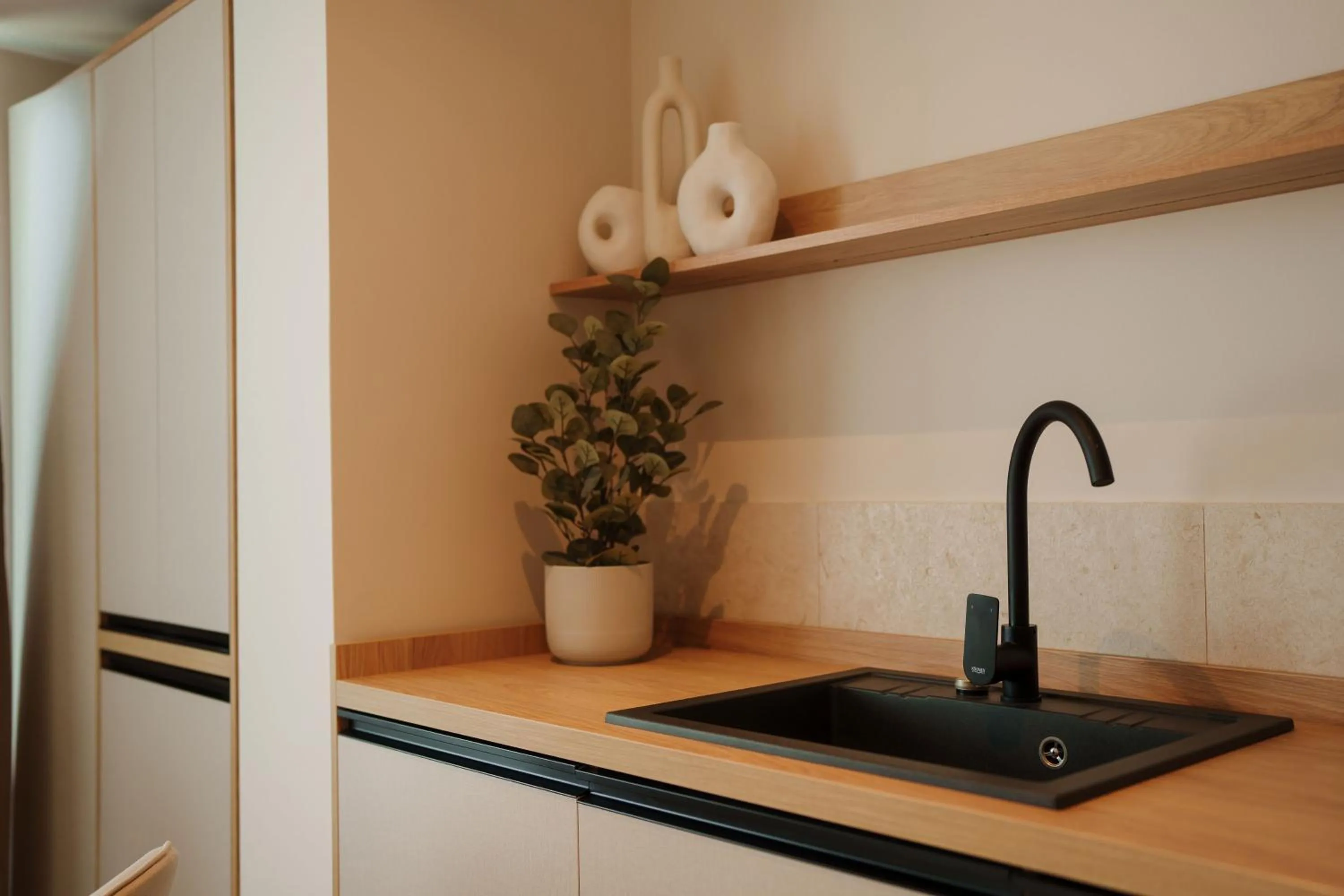 Kitchen or kitchenette in Alezzi Infinity Aparthotel & Spa