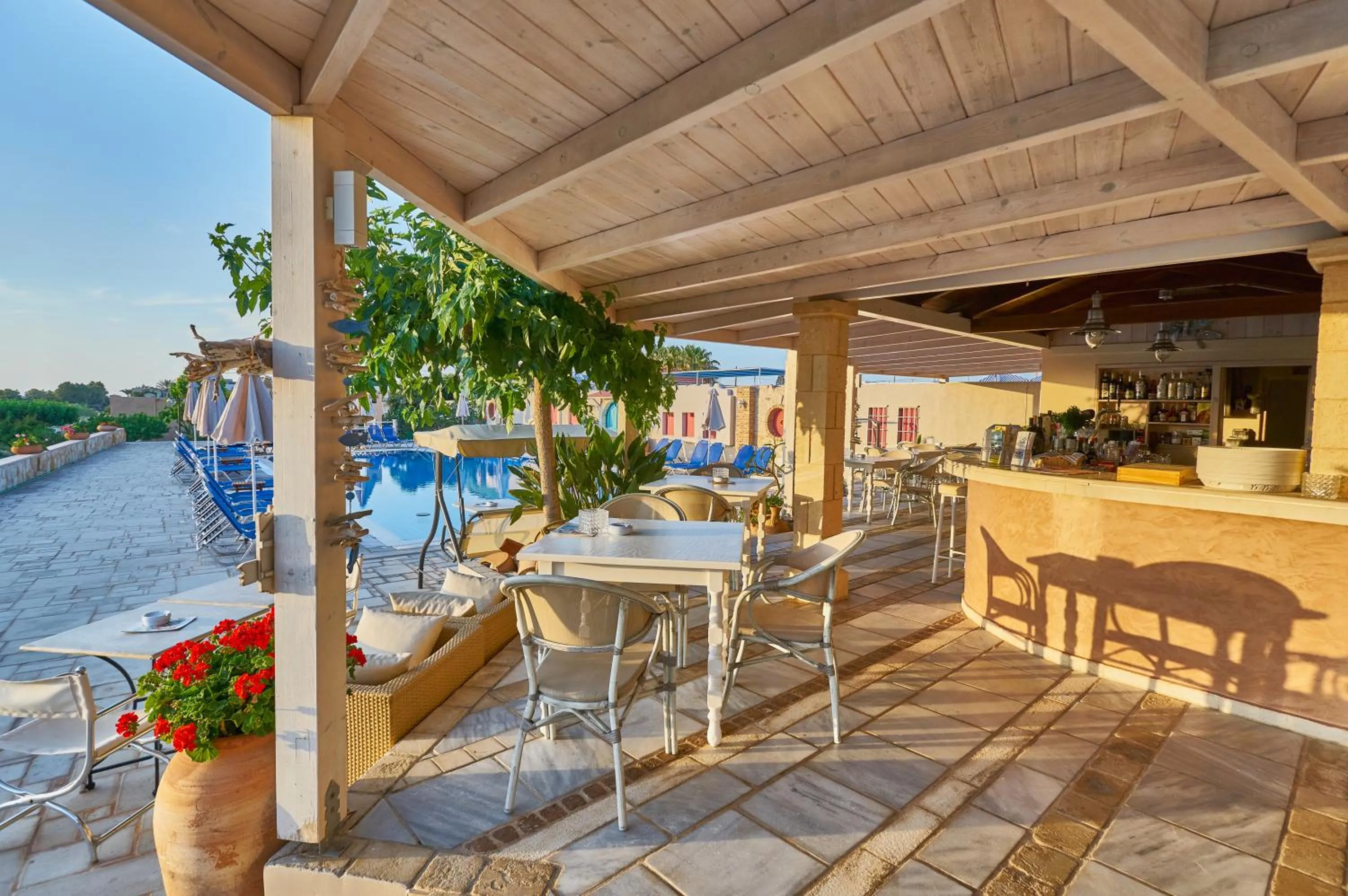 Restaurant/places to eat in Golden Bay Hotel Apartments