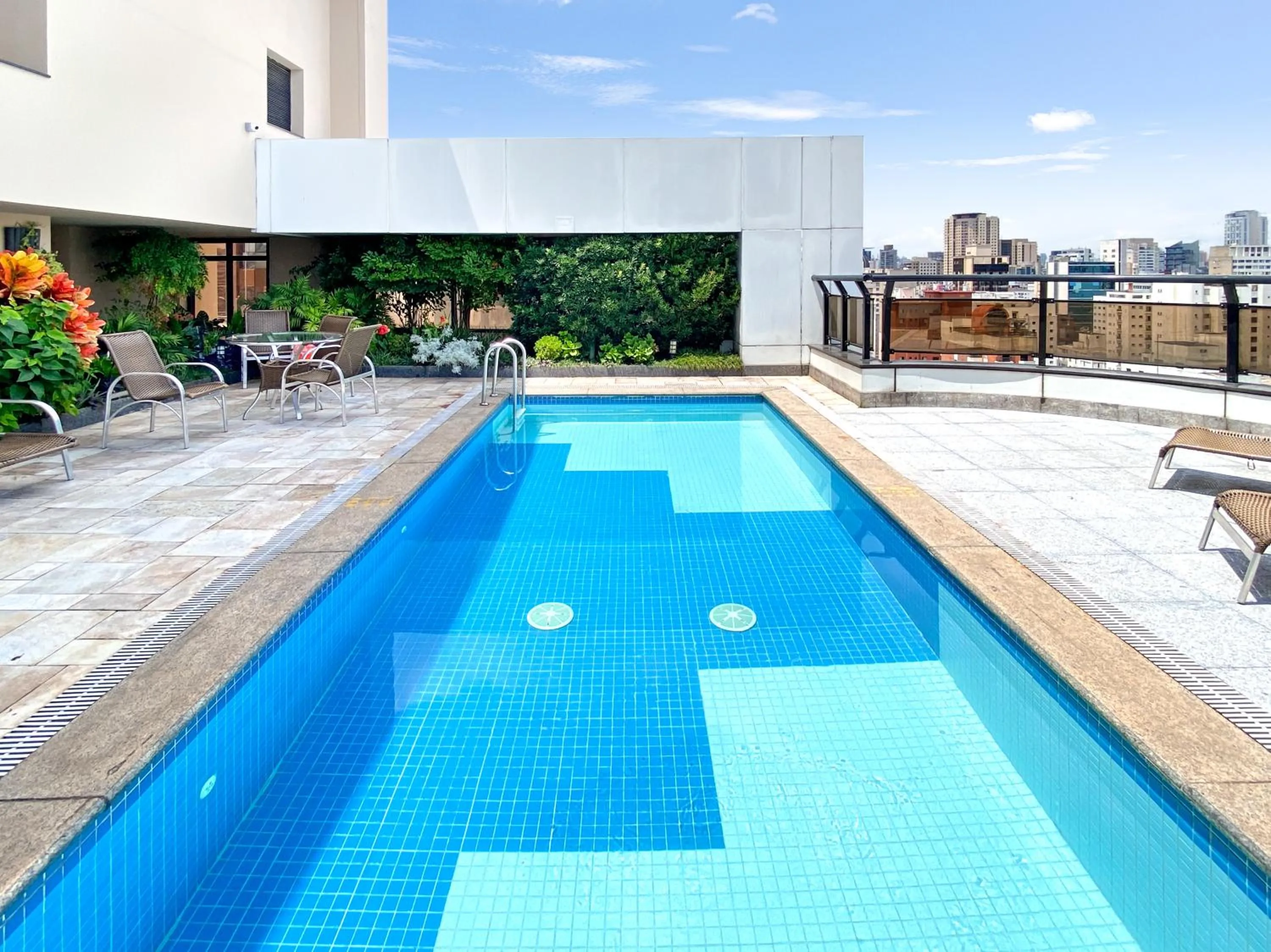 Swimming pool in Hotel Corporativo na Faria Lima