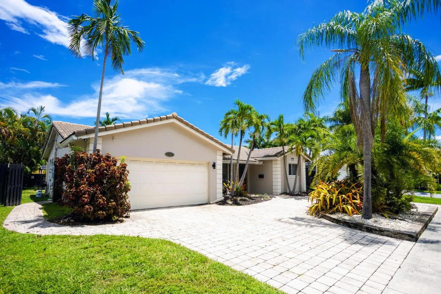 Property building in Deluxe 5BR & 3BA Villa in Hollywood Lakes near Beach