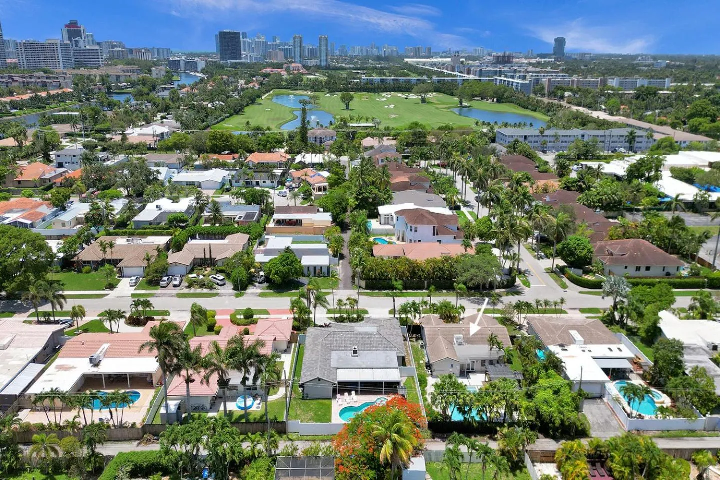 Property building in Deluxe 5BR & 3BA Villa in Hollywood Lakes near Beach