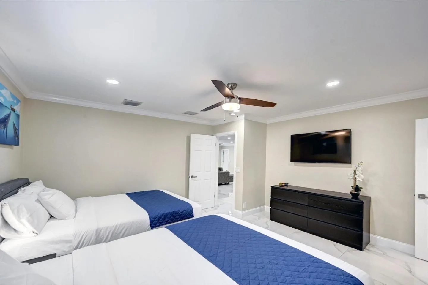 Bed in Deluxe 5BR & 3BA Villa in Hollywood Lakes near Beach