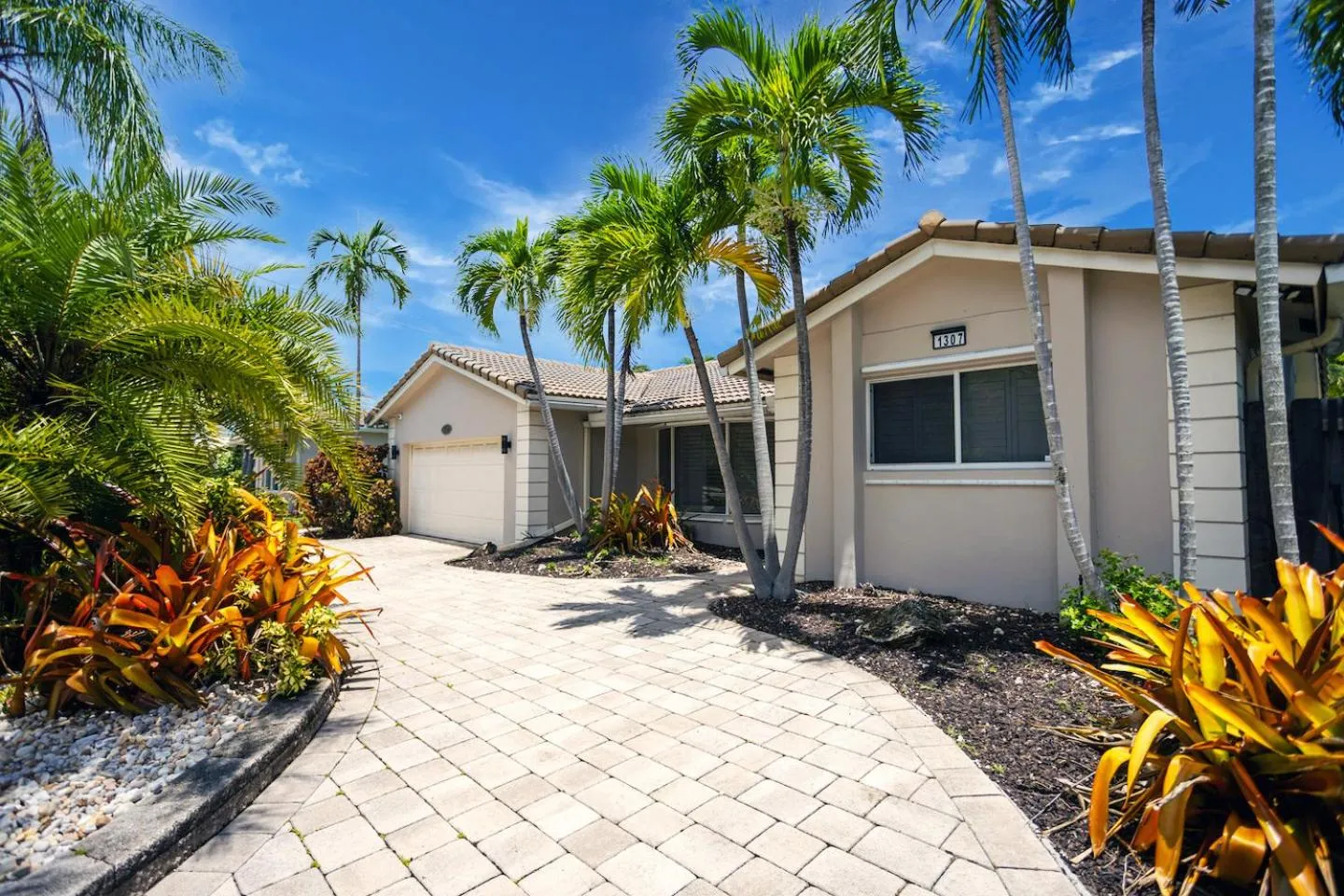 Property building in Deluxe 5BR & 3BA Villa in Hollywood Lakes near Beach