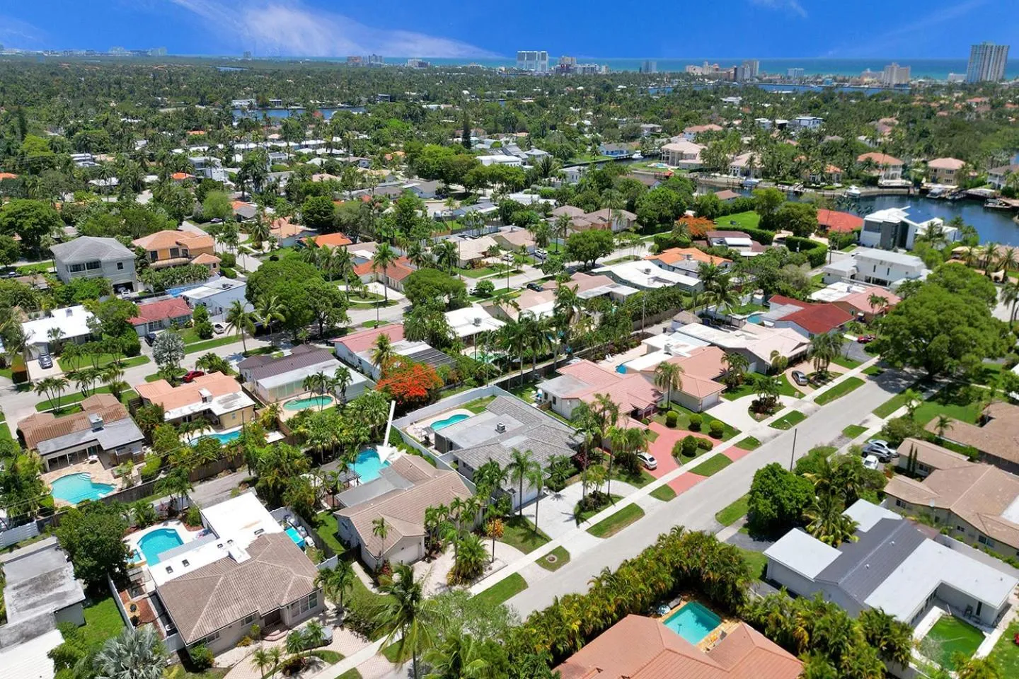 Property building in Deluxe 5BR & 3BA Villa in Hollywood Lakes near Beach