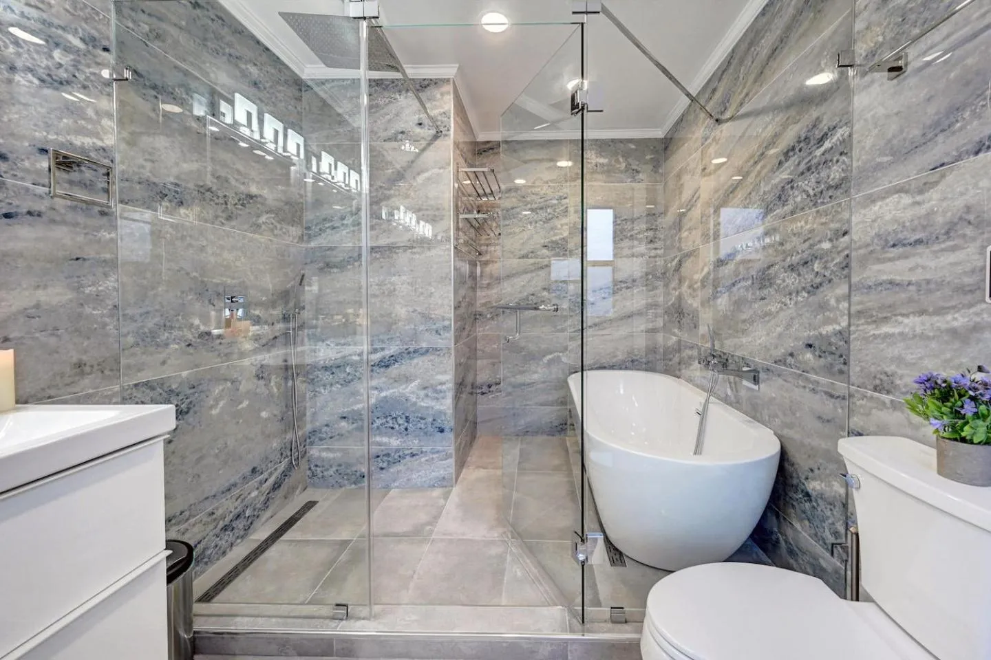Shower in Deluxe 5BR & 3BA Villa in Hollywood Lakes near Beach
