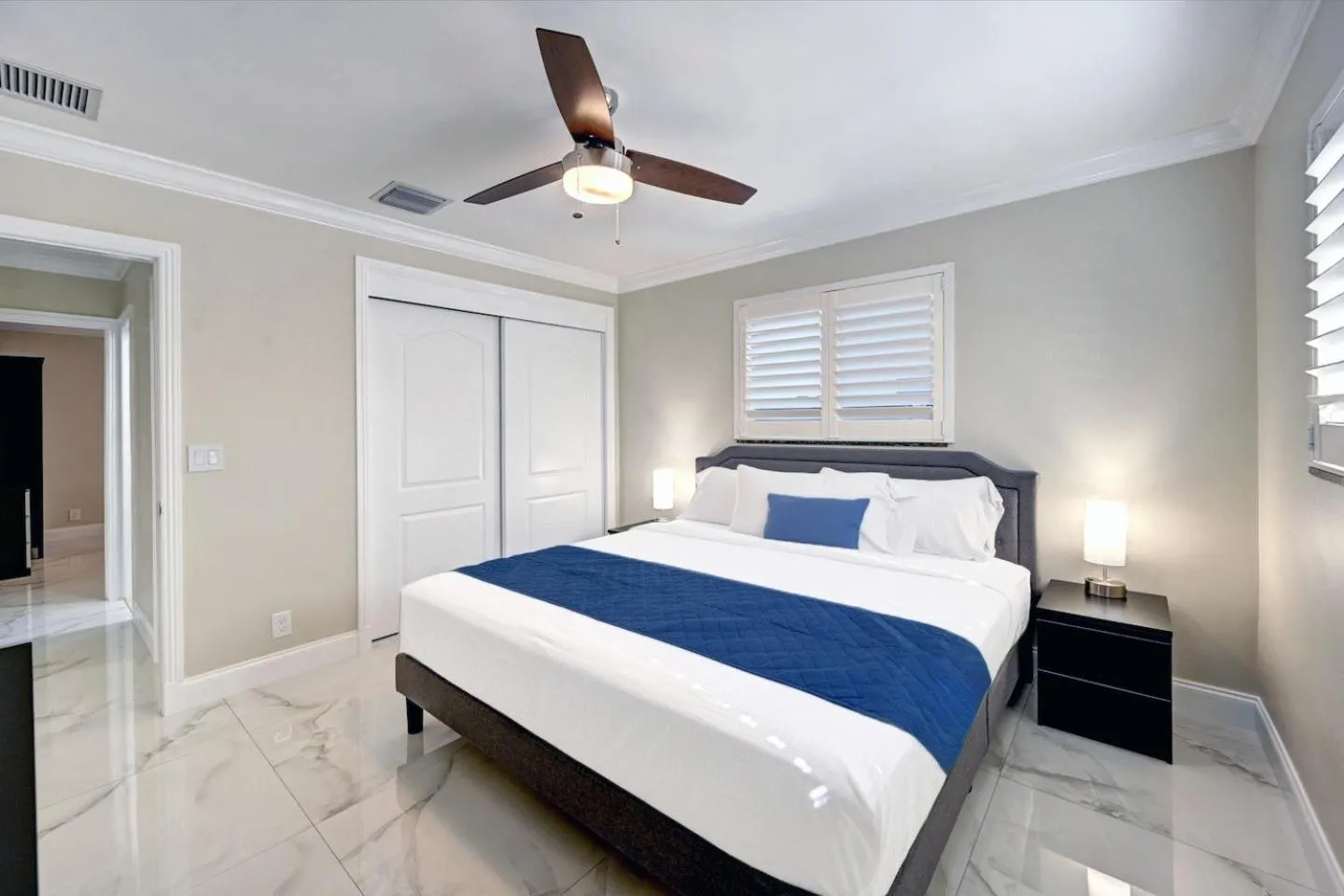 Bed in Deluxe 5BR & 3BA Villa in Hollywood Lakes near Beach