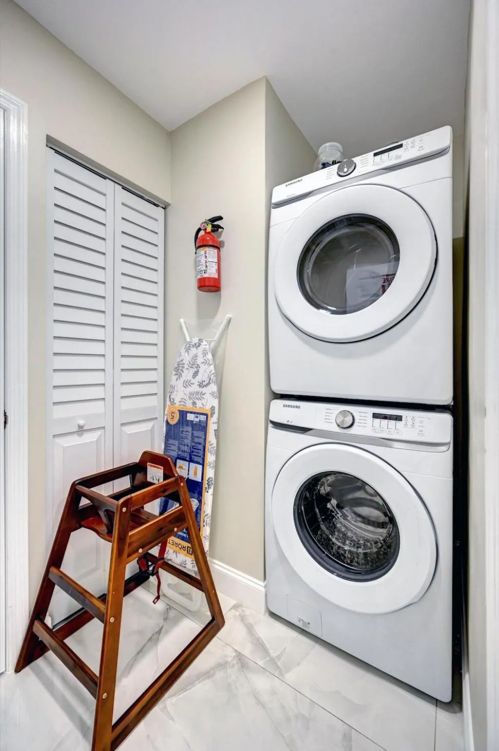 washing machine in Deluxe 5BR & 3BA Villa in Hollywood Lakes near Beach