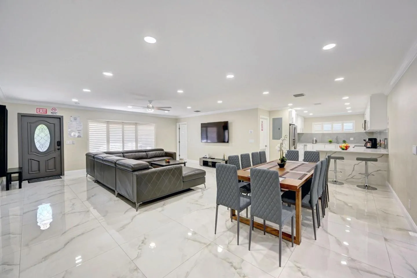 TV and multimedia in Deluxe 5BR & 3BA Villa in Hollywood Lakes near Beach