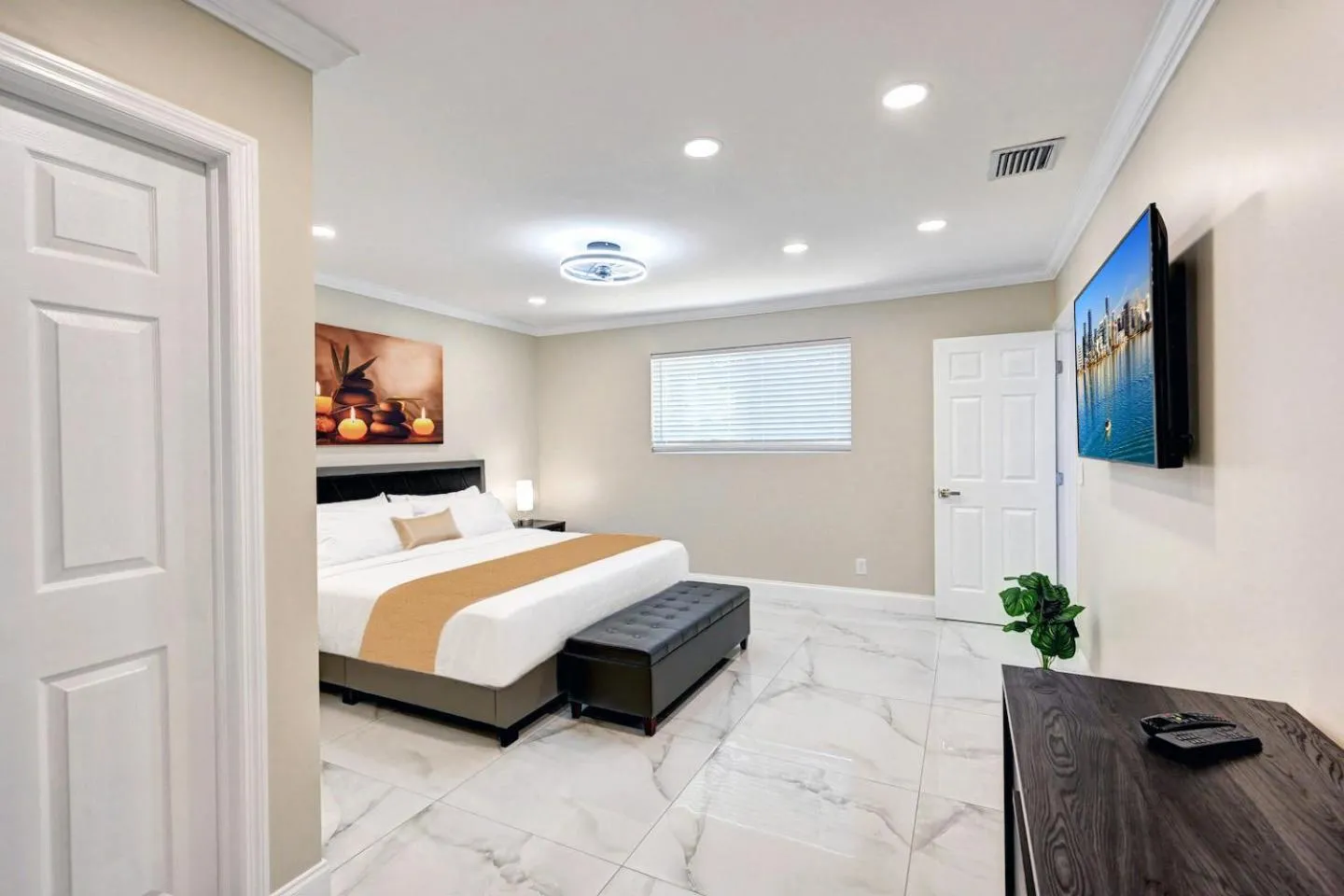 Bed in Deluxe 5BR & 3BA Villa in Hollywood Lakes near Beach