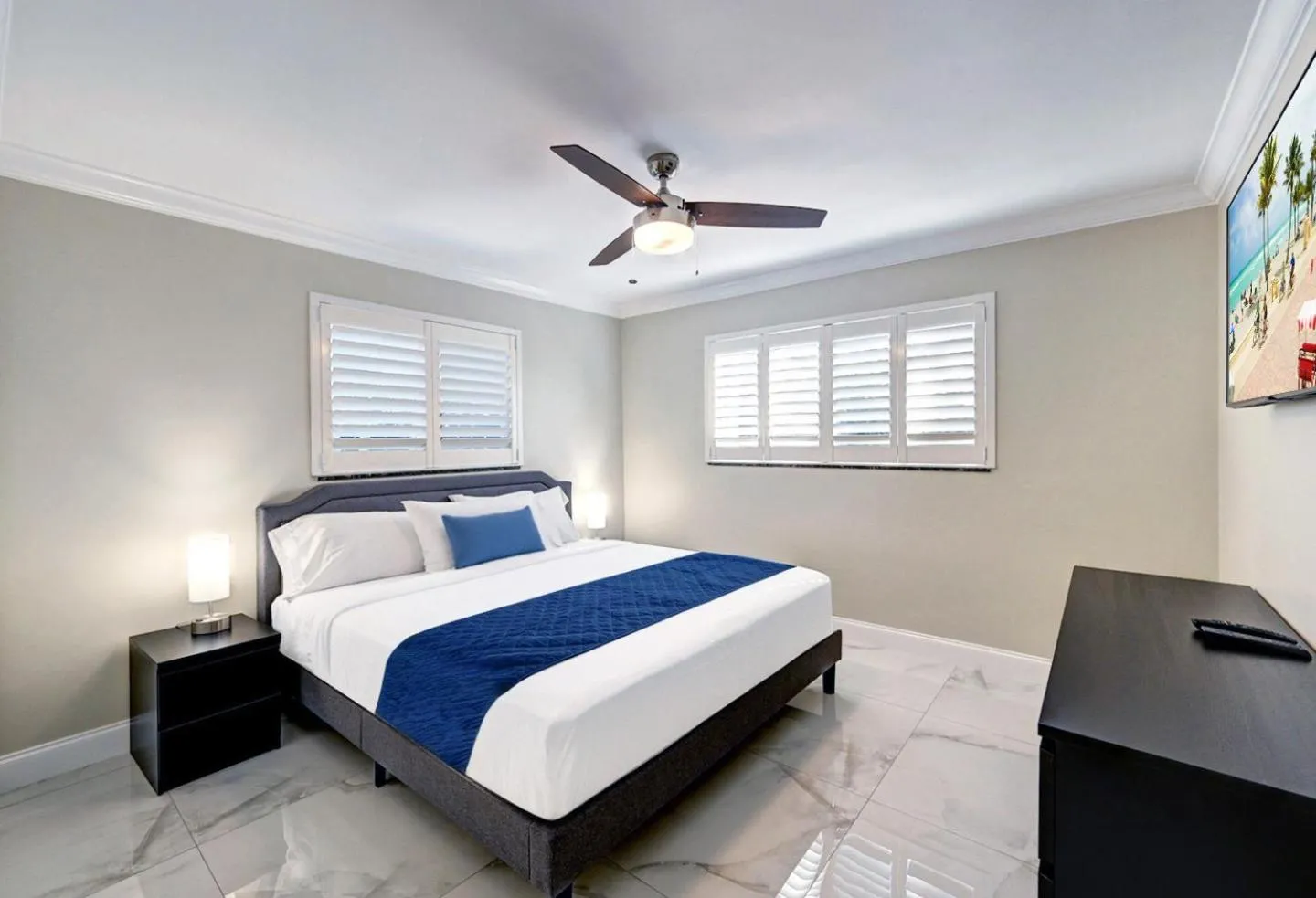 Bed in Deluxe 5BR & 3BA Villa in Hollywood Lakes near Beach