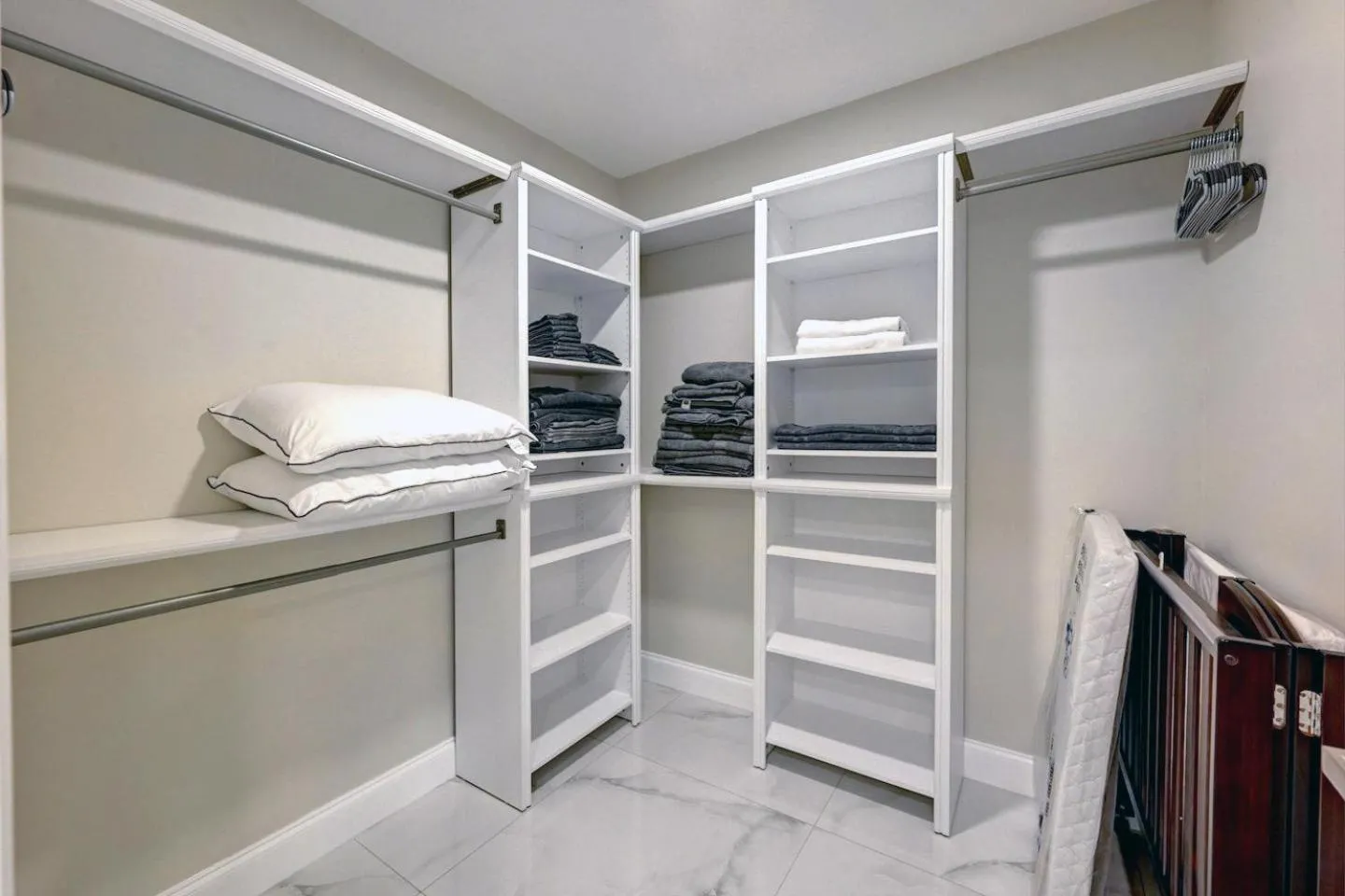 towels, Bed in Deluxe 5BR & 3BA Villa in Hollywood Lakes near Beach
