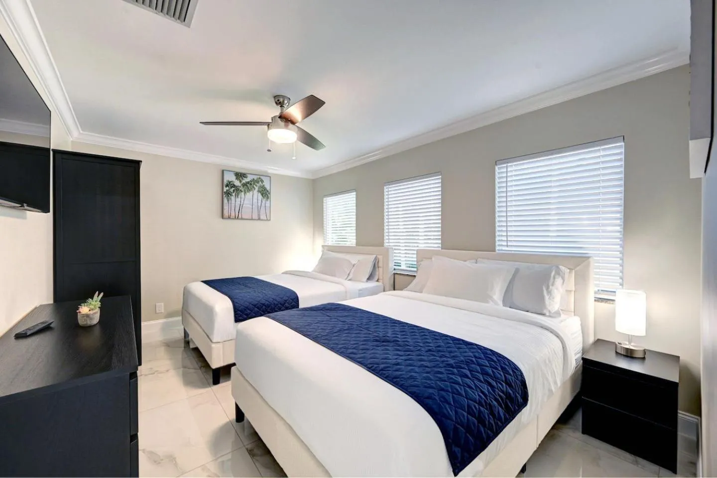 Bed in Deluxe 5BR & 3BA Villa in Hollywood Lakes near Beach