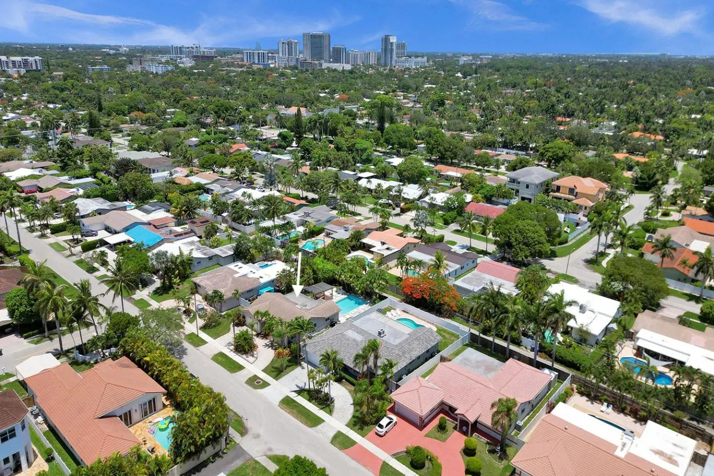 Property building in Deluxe 5BR & 3BA Villa in Hollywood Lakes near Beach