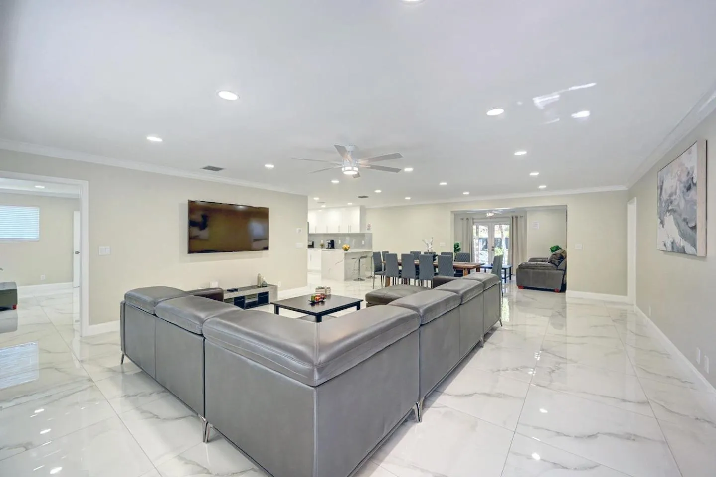 TV and multimedia in Deluxe 5BR & 3BA Villa in Hollywood Lakes near Beach