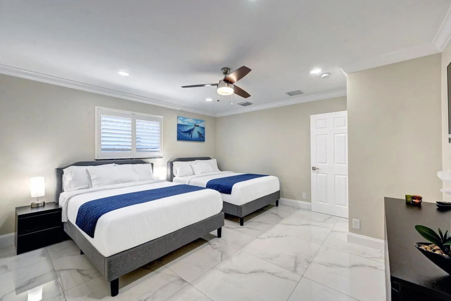 Bed in Deluxe 5BR & 3BA Villa in Hollywood Lakes near Beach
