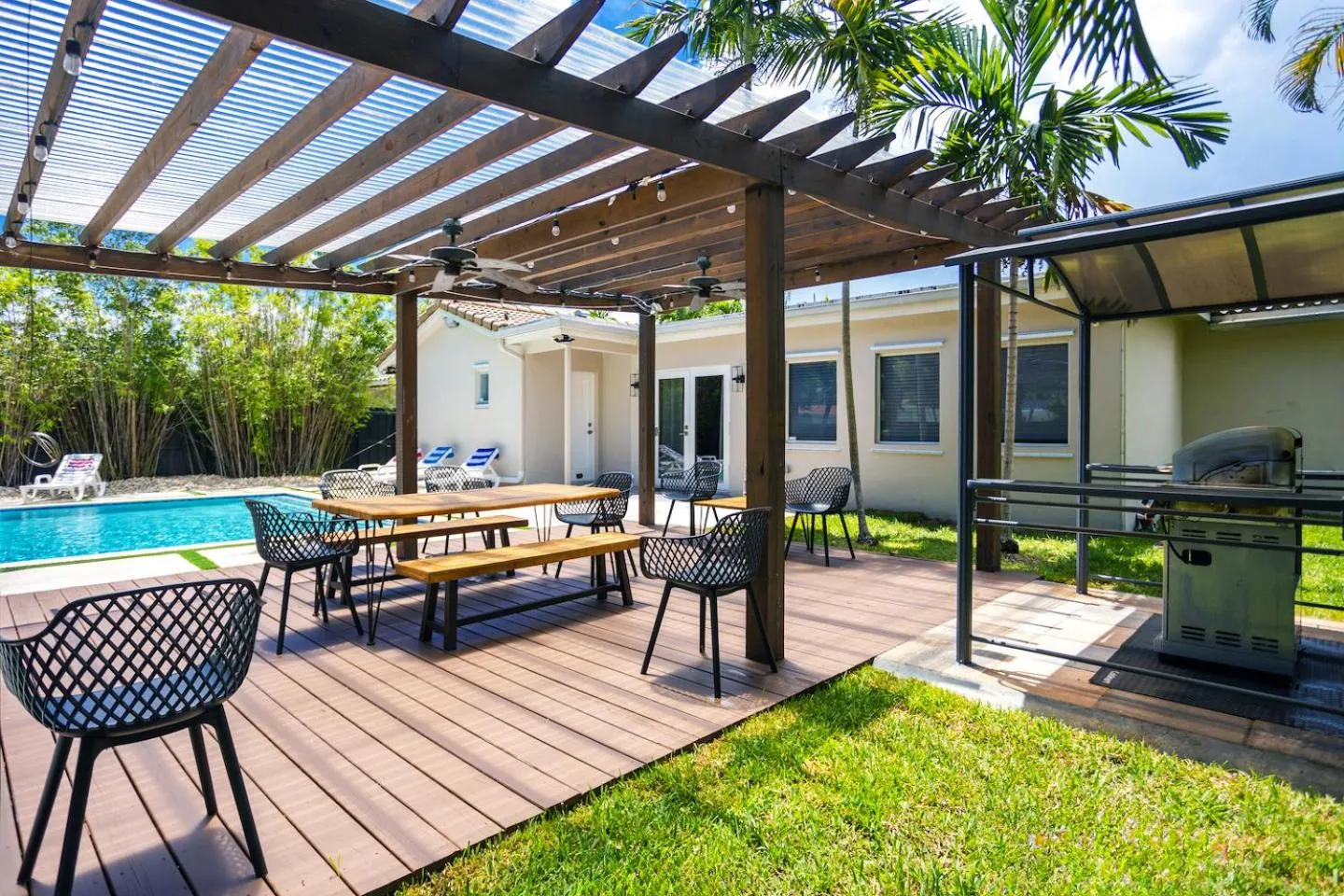 Property building in Deluxe 5BR & 3BA Villa in Hollywood Lakes near Beach