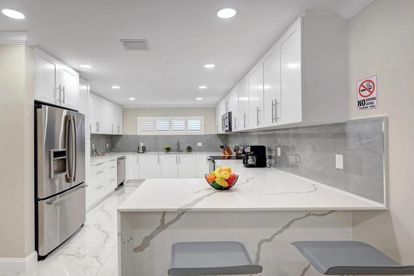 Kitchen or kitchenette in Deluxe 5BR & 3BA Villa in Hollywood Lakes near Beach