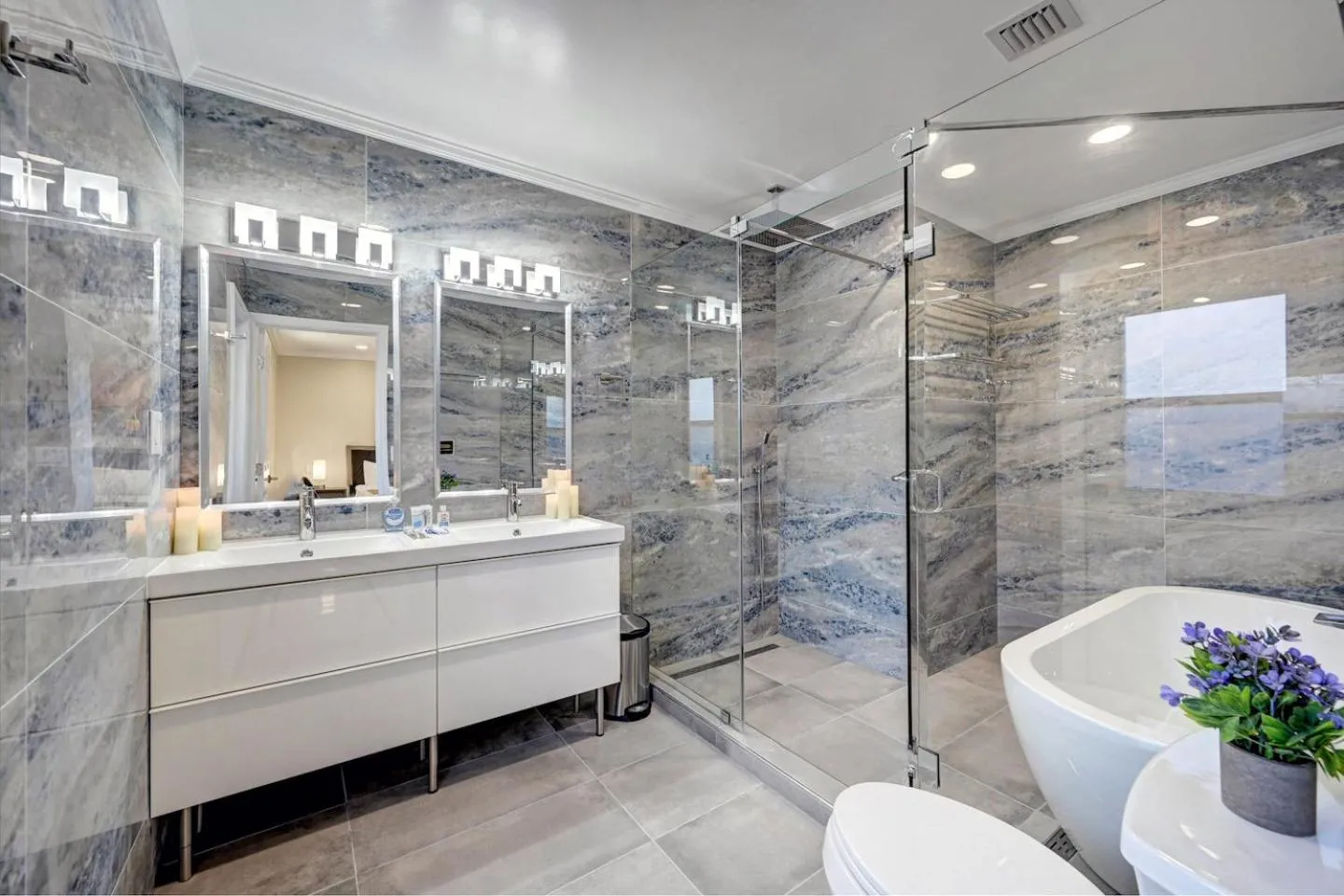 Shower in Deluxe 5BR & 3BA Villa in Hollywood Lakes near Beach