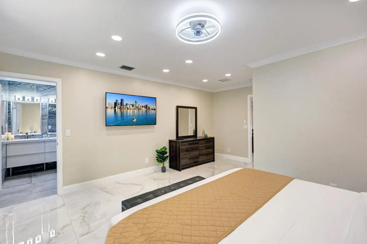 Bed in Deluxe 5BR & 3BA Villa in Hollywood Lakes near Beach