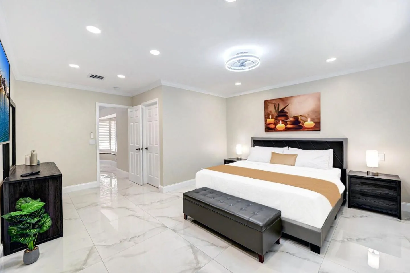 Bed in Deluxe 5BR & 3BA Villa in Hollywood Lakes near Beach