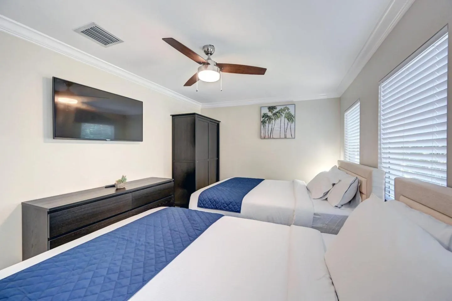 Bed in Deluxe 5BR & 3BA Villa in Hollywood Lakes near Beach