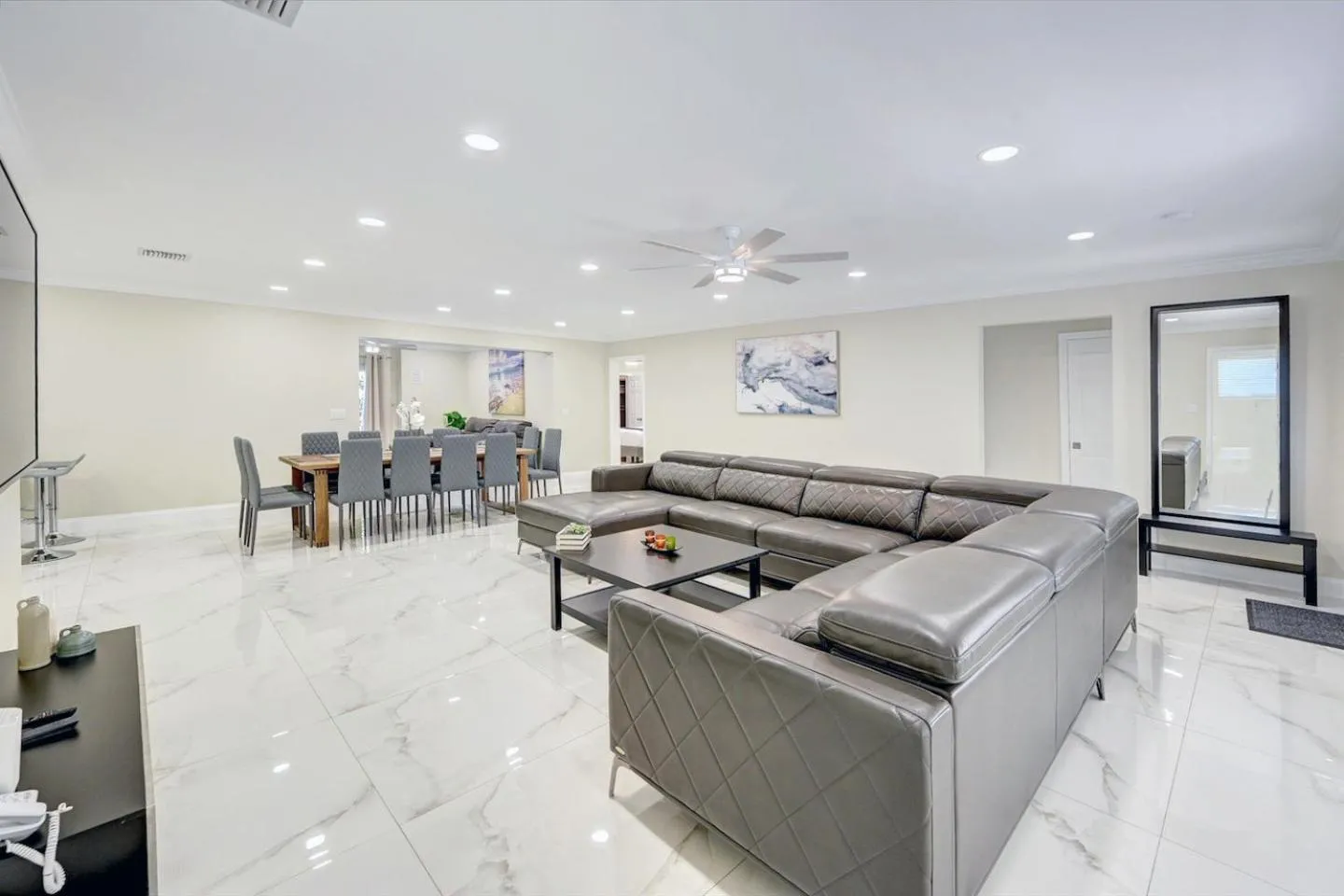 TV and multimedia in Deluxe 5BR & 3BA Villa in Hollywood Lakes near Beach