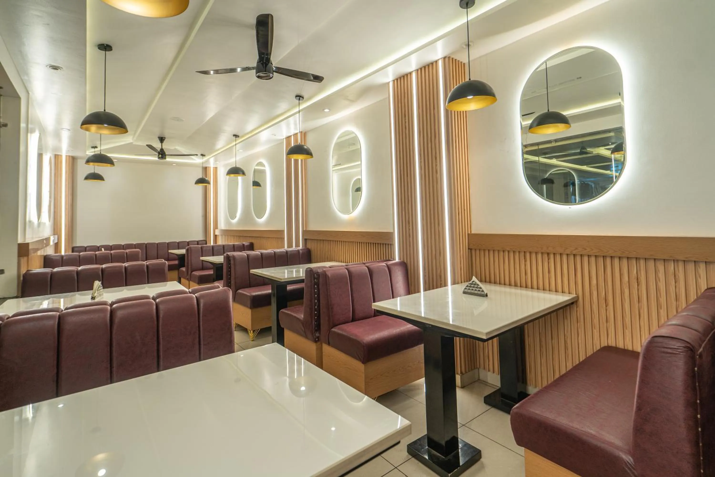 Restaurant/places to eat in Hotel The Vaishvik